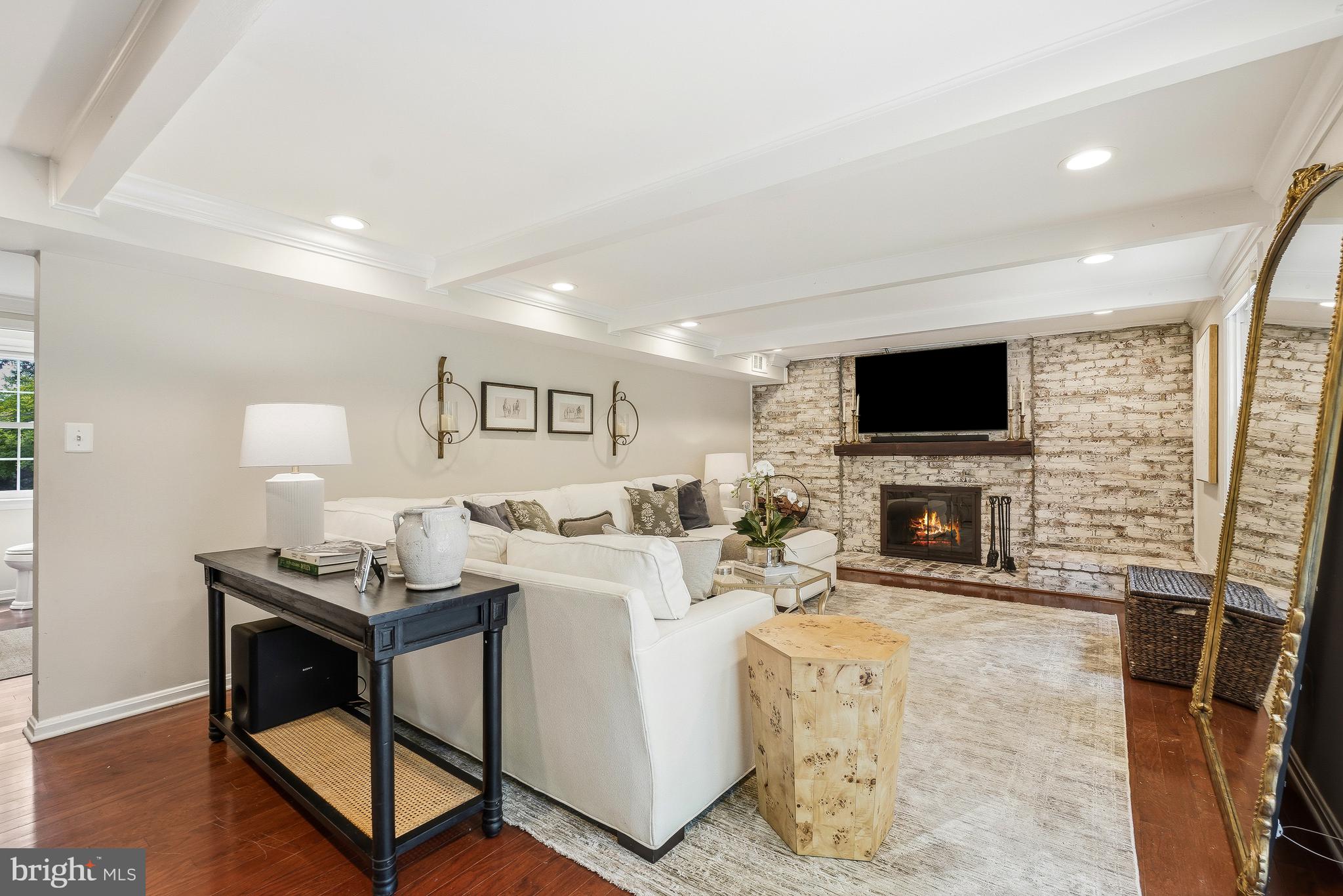 MONTGOMERY SQUARE - Residential