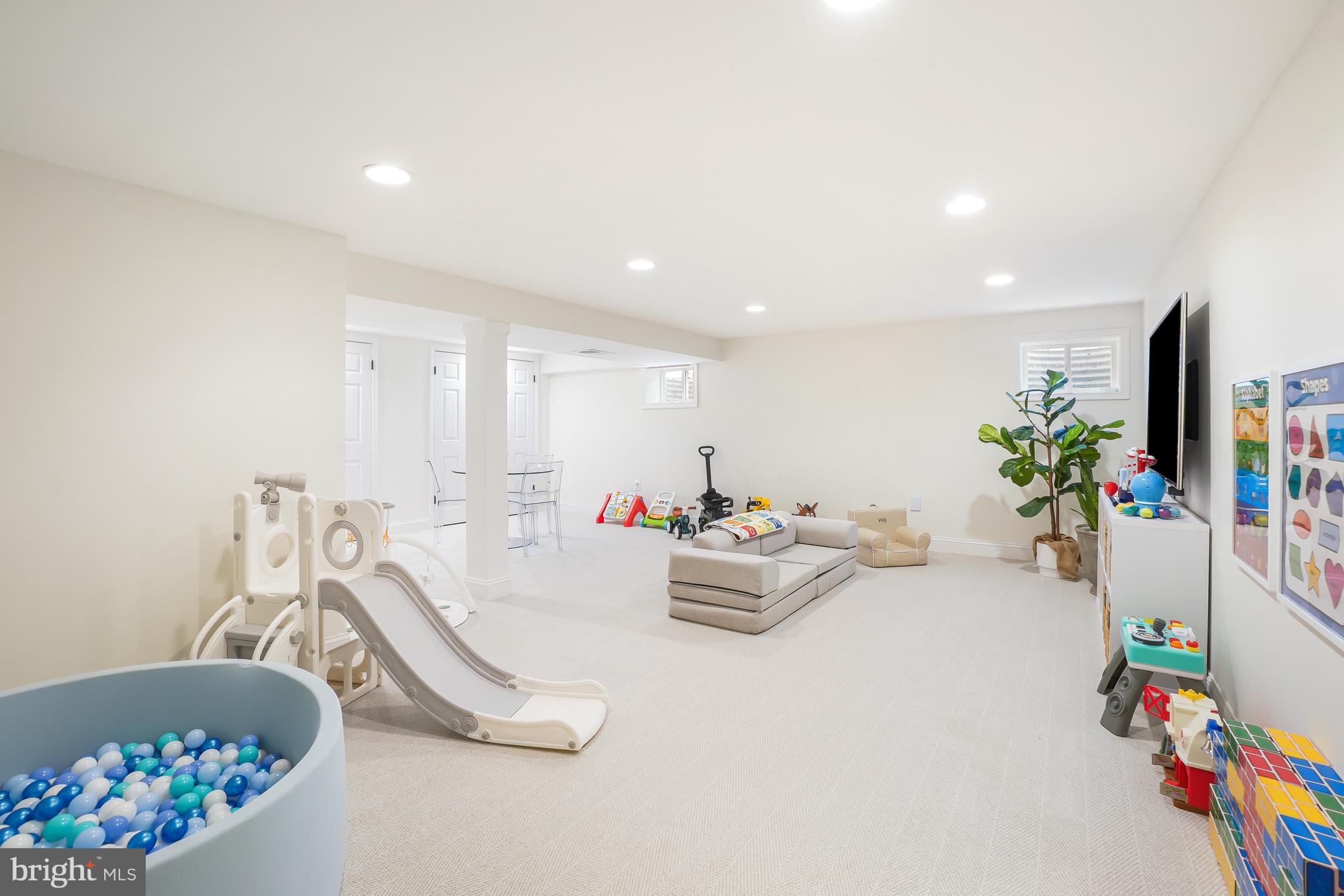 MONTGOMERY SQUARE - Residential