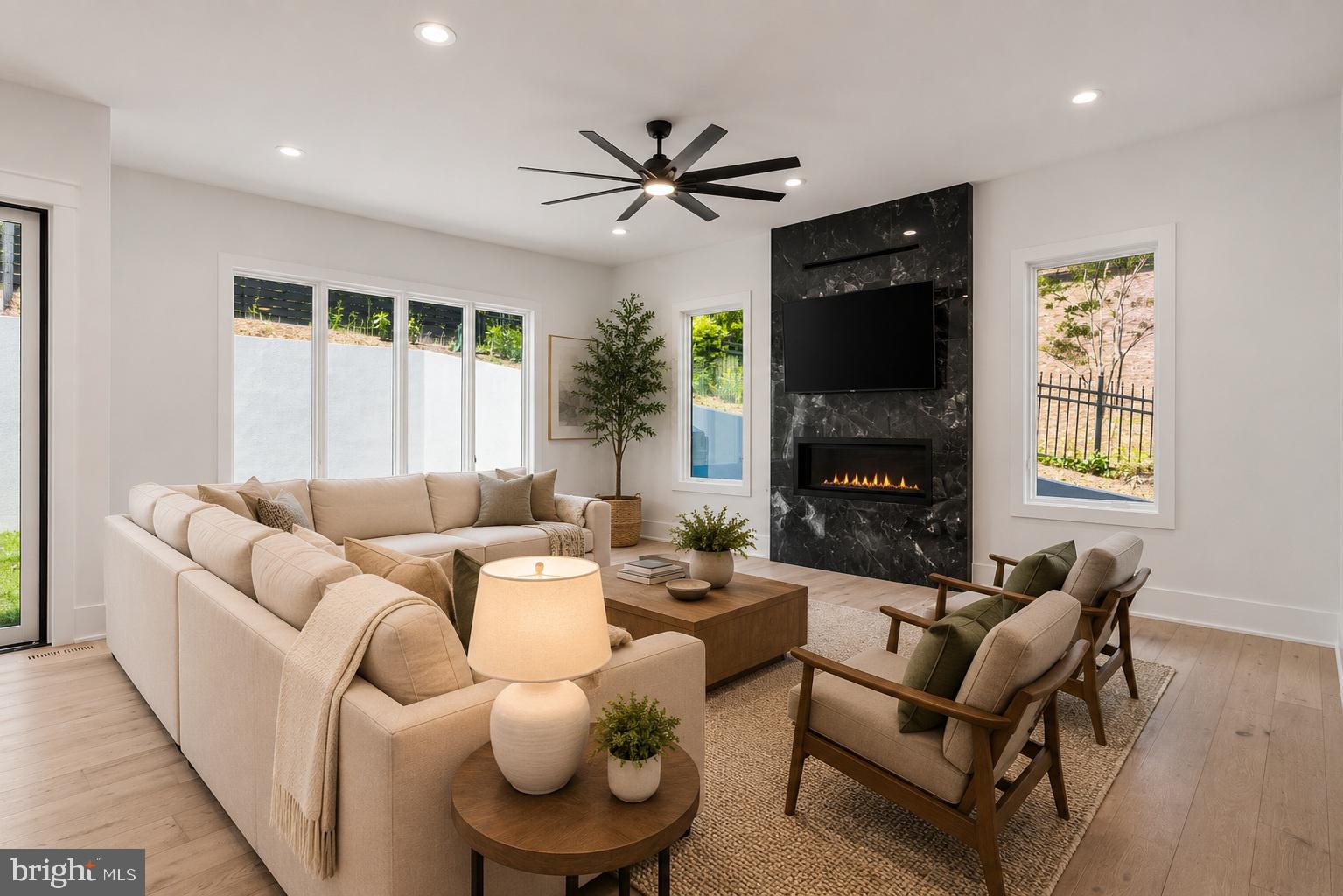 COUNTRY CLUB - Residential