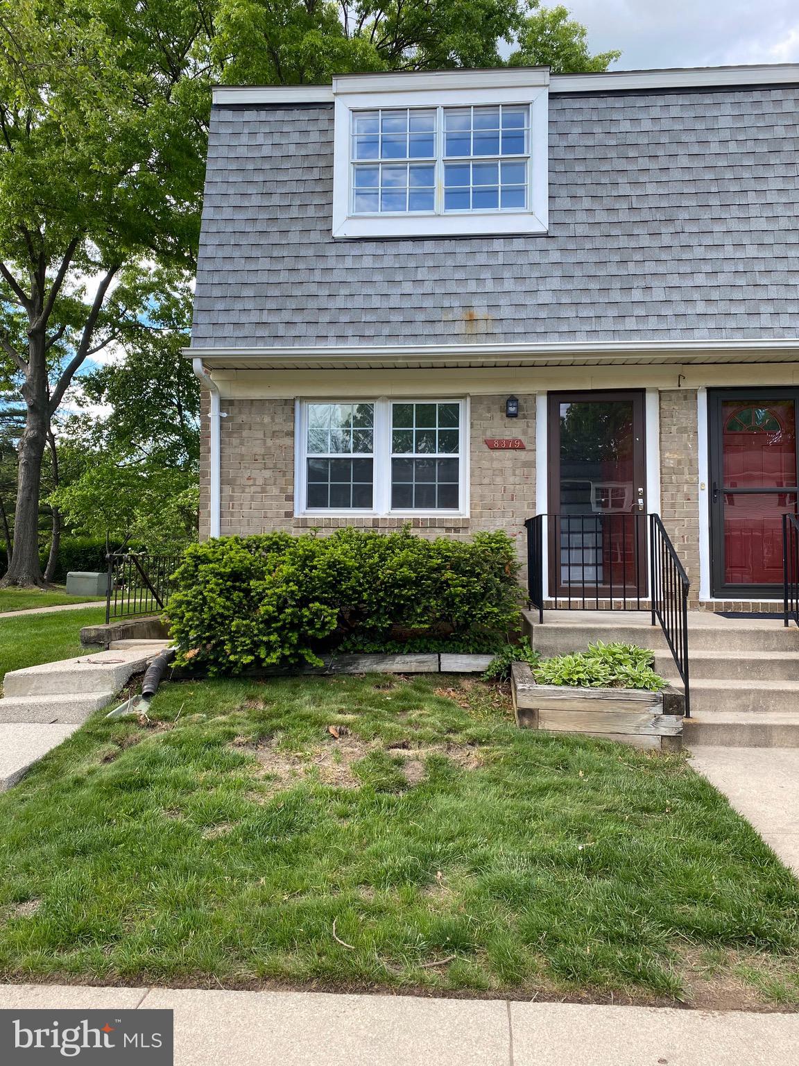 Looking for the right home! This end unit townhouse could be the one for you. This property counts with three spacious bredrooms, one full bath, appliances were replace three years ago. Laminated floors through out the main level and upper lever.  House will be empty by June 1st and will be painted once vacant. Don't miss the opportunity to see it. House is being sold As is.