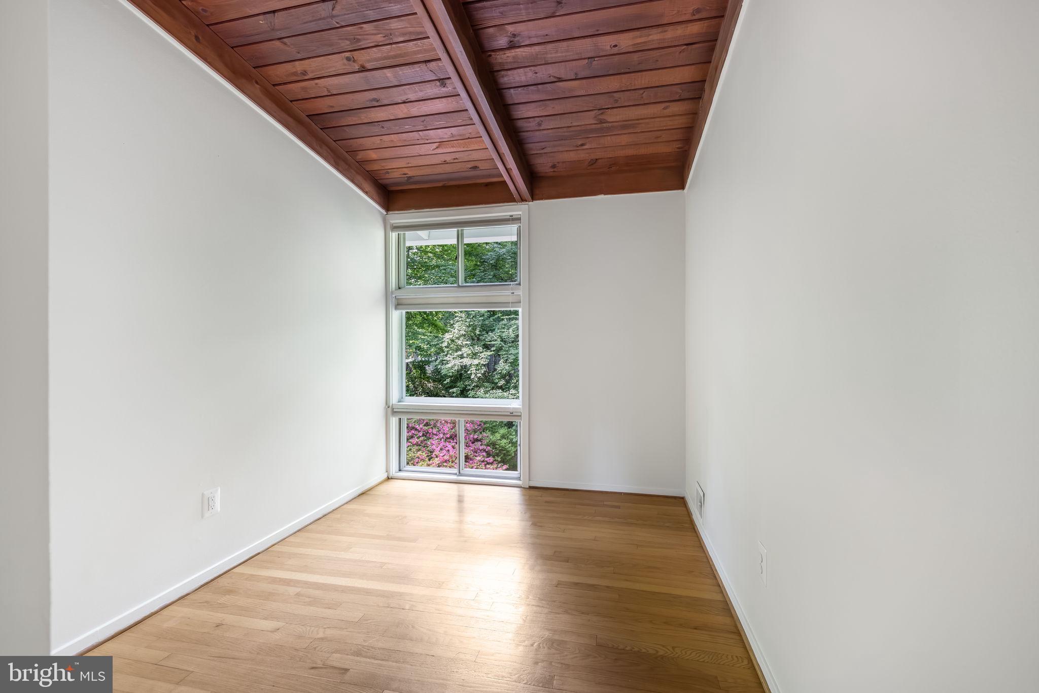 LAKE BARCROFT - Residential