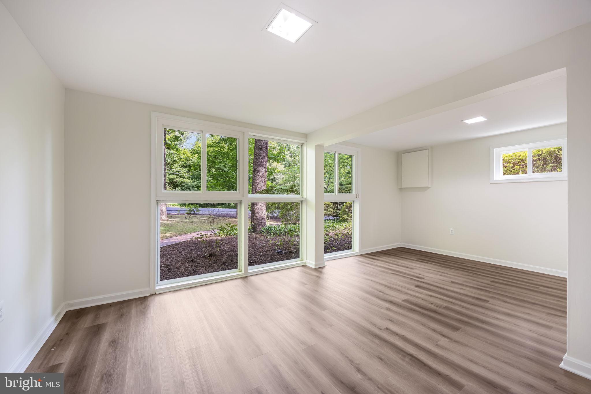 LAKE BARCROFT - Residential