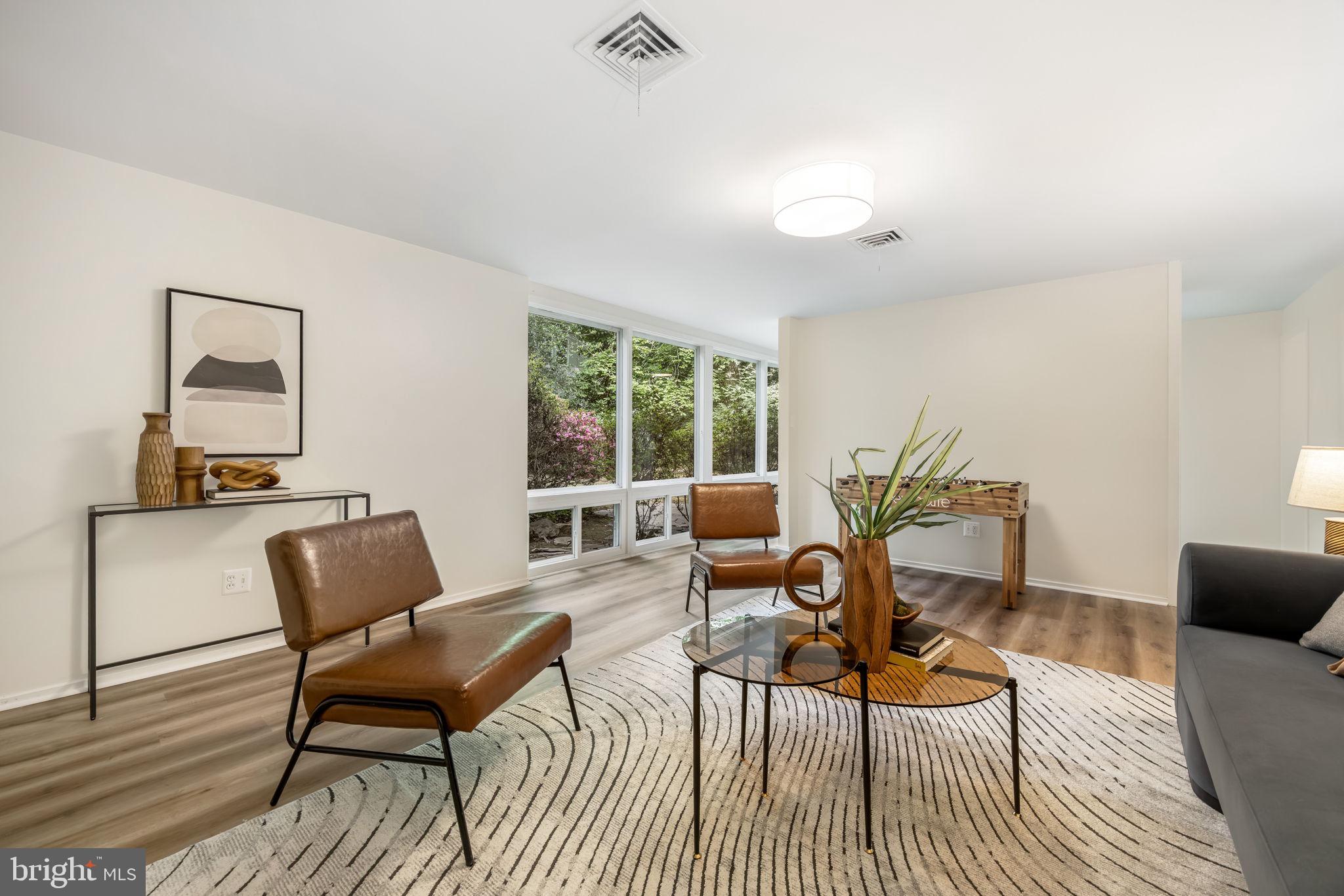 LAKE BARCROFT - Residential