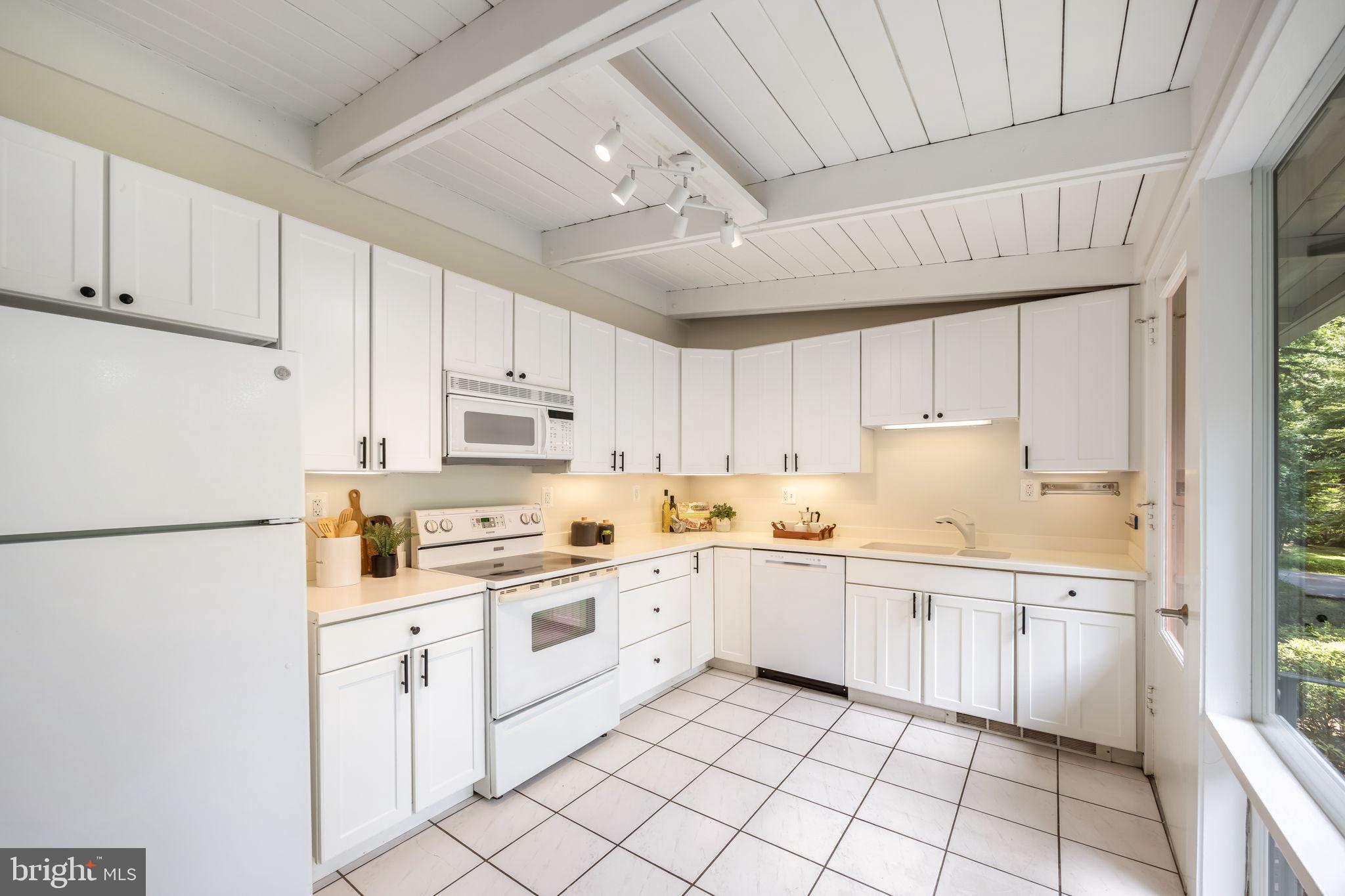 LAKE BARCROFT - Residential