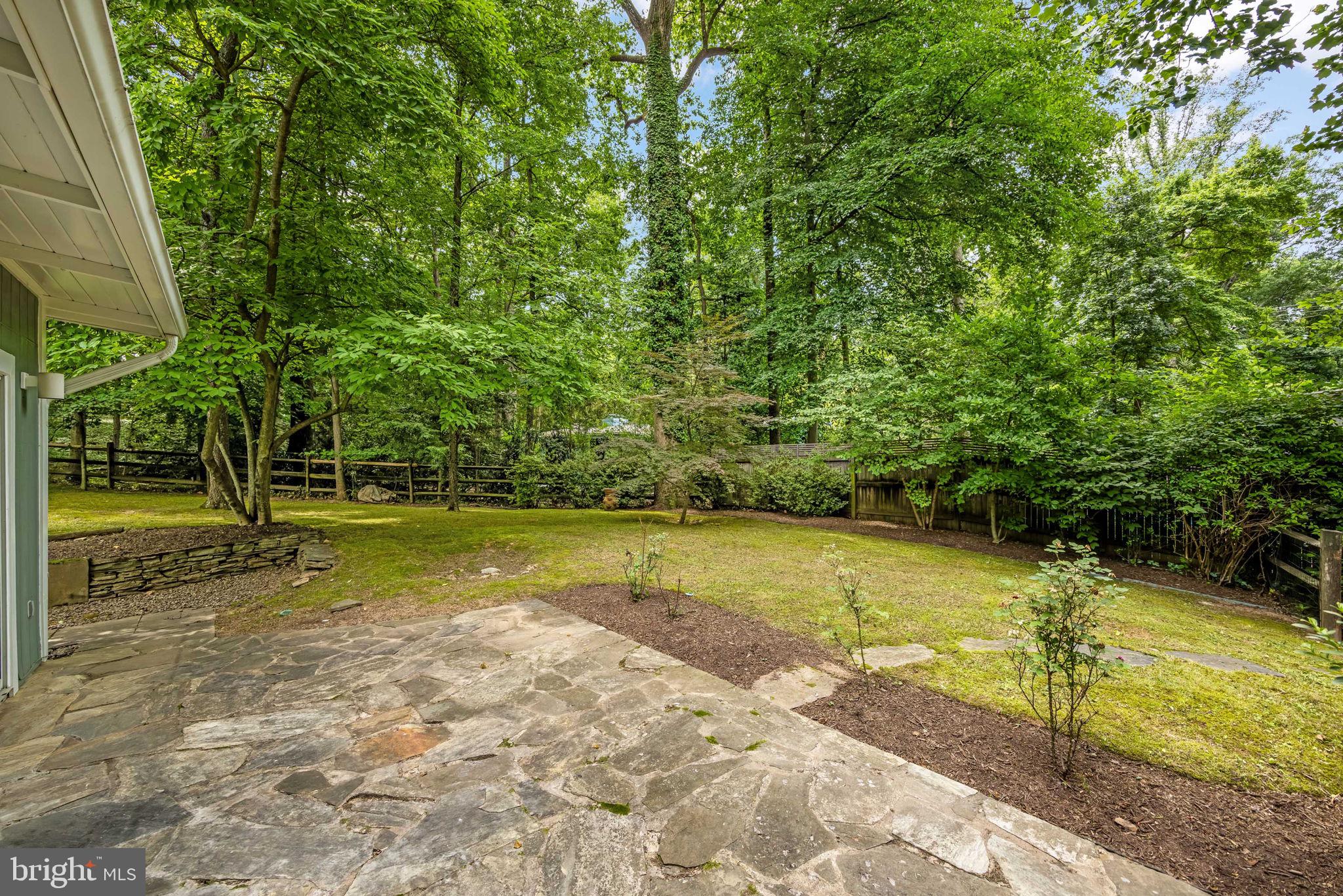 LAKE BARCROFT - Residential