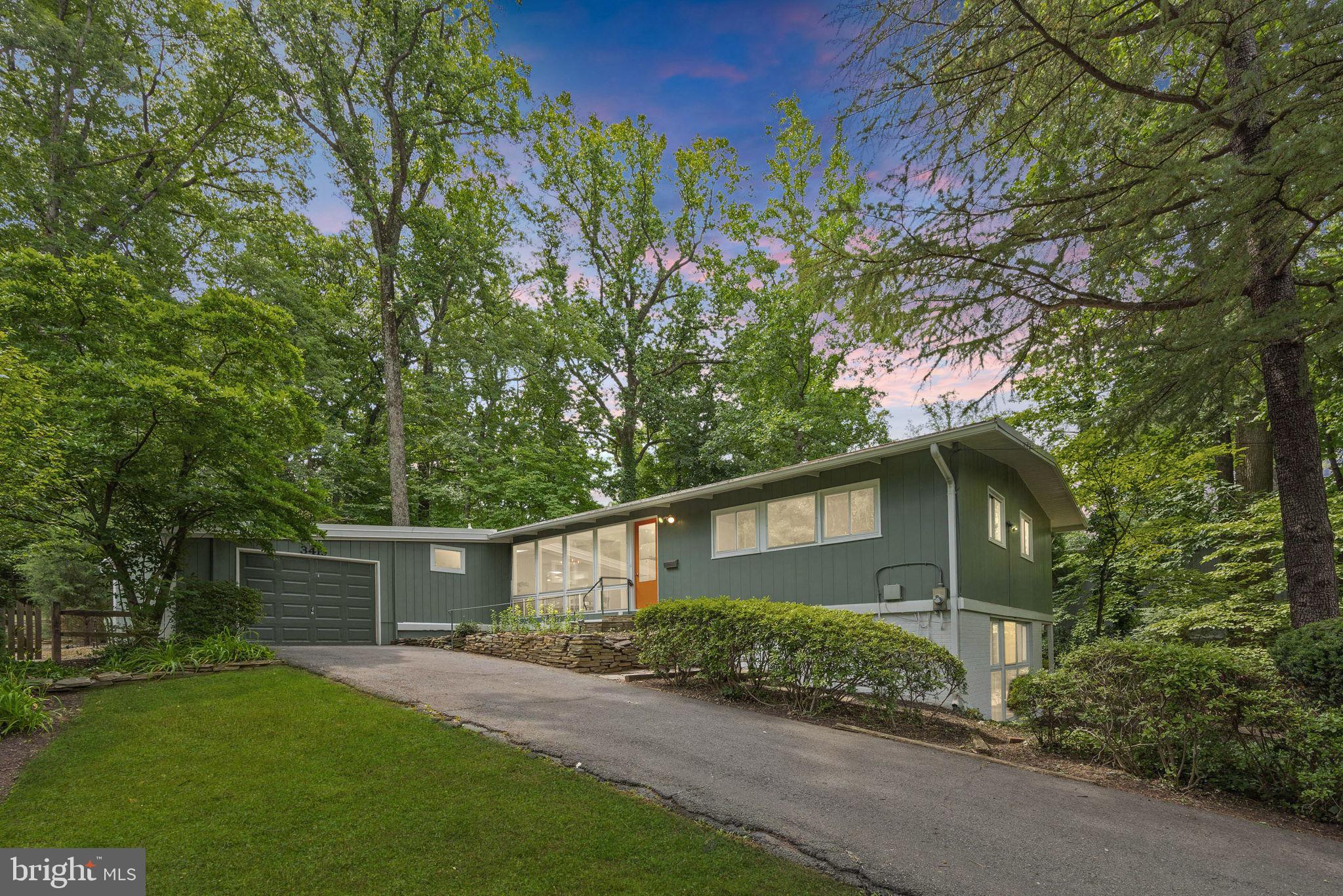 LAKE BARCROFT - Residential