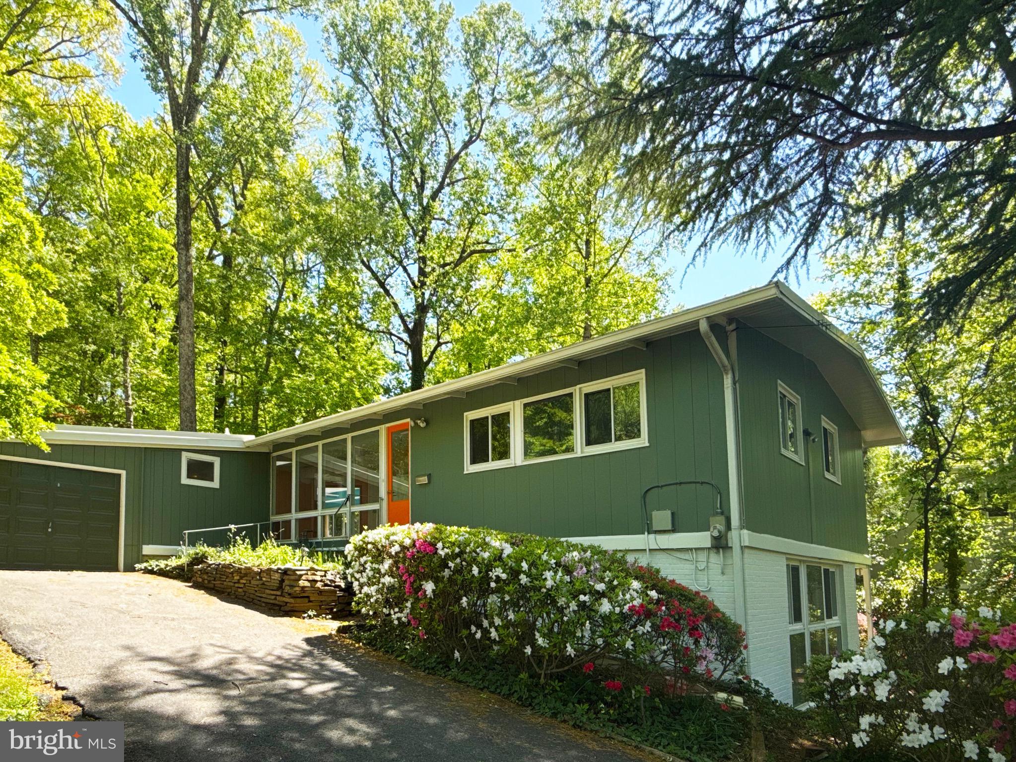 LAKE BARCROFT - Residential