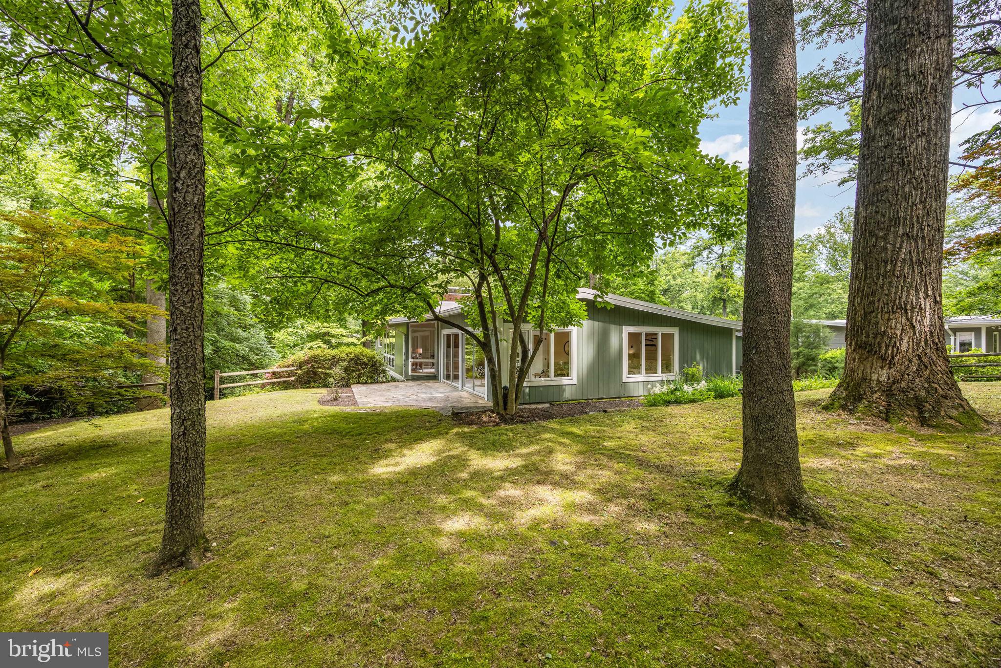 LAKE BARCROFT - Residential