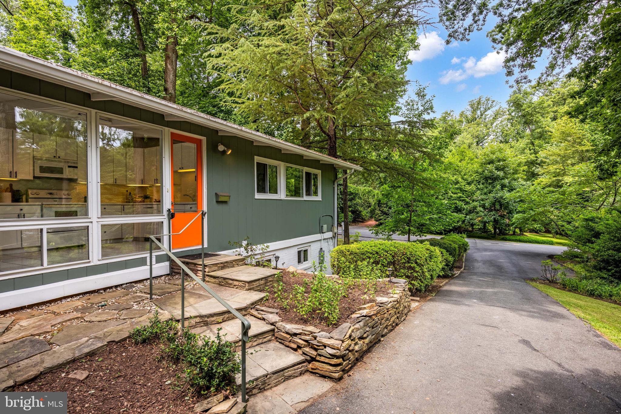 LAKE BARCROFT - Residential