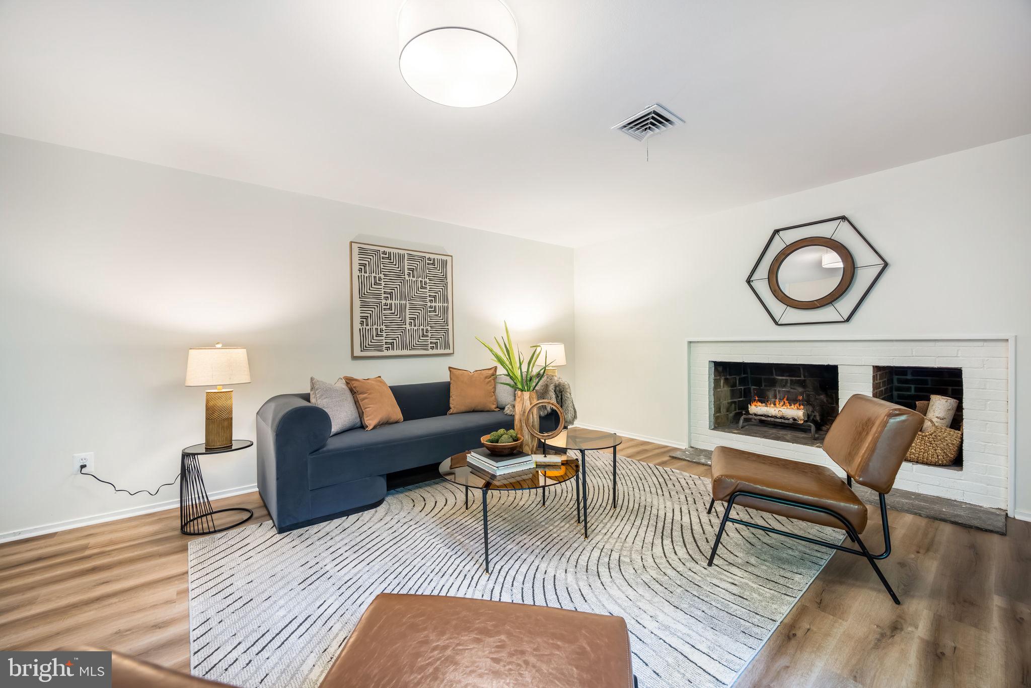 LAKE BARCROFT - Residential