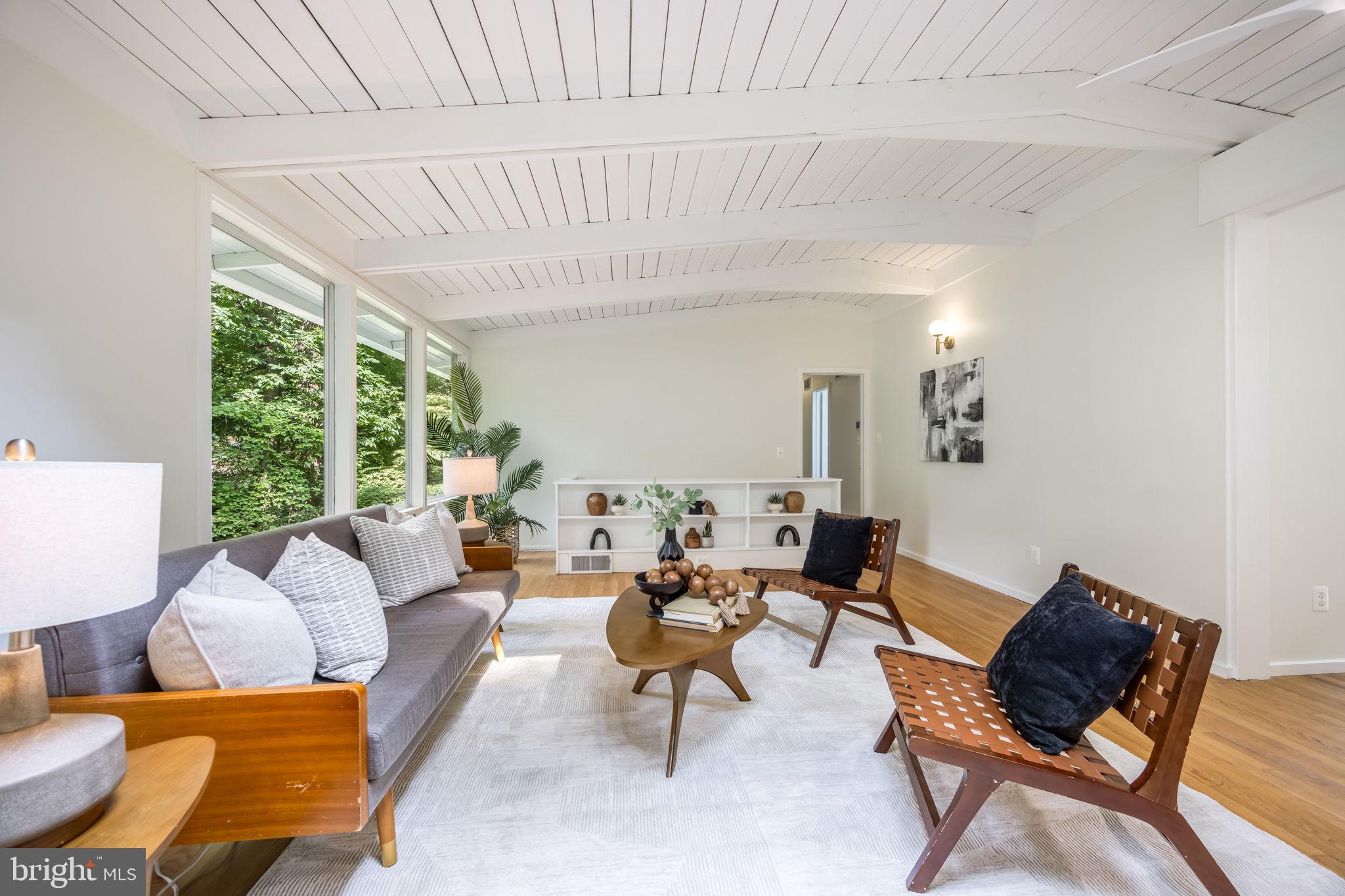 LAKE BARCROFT - Residential