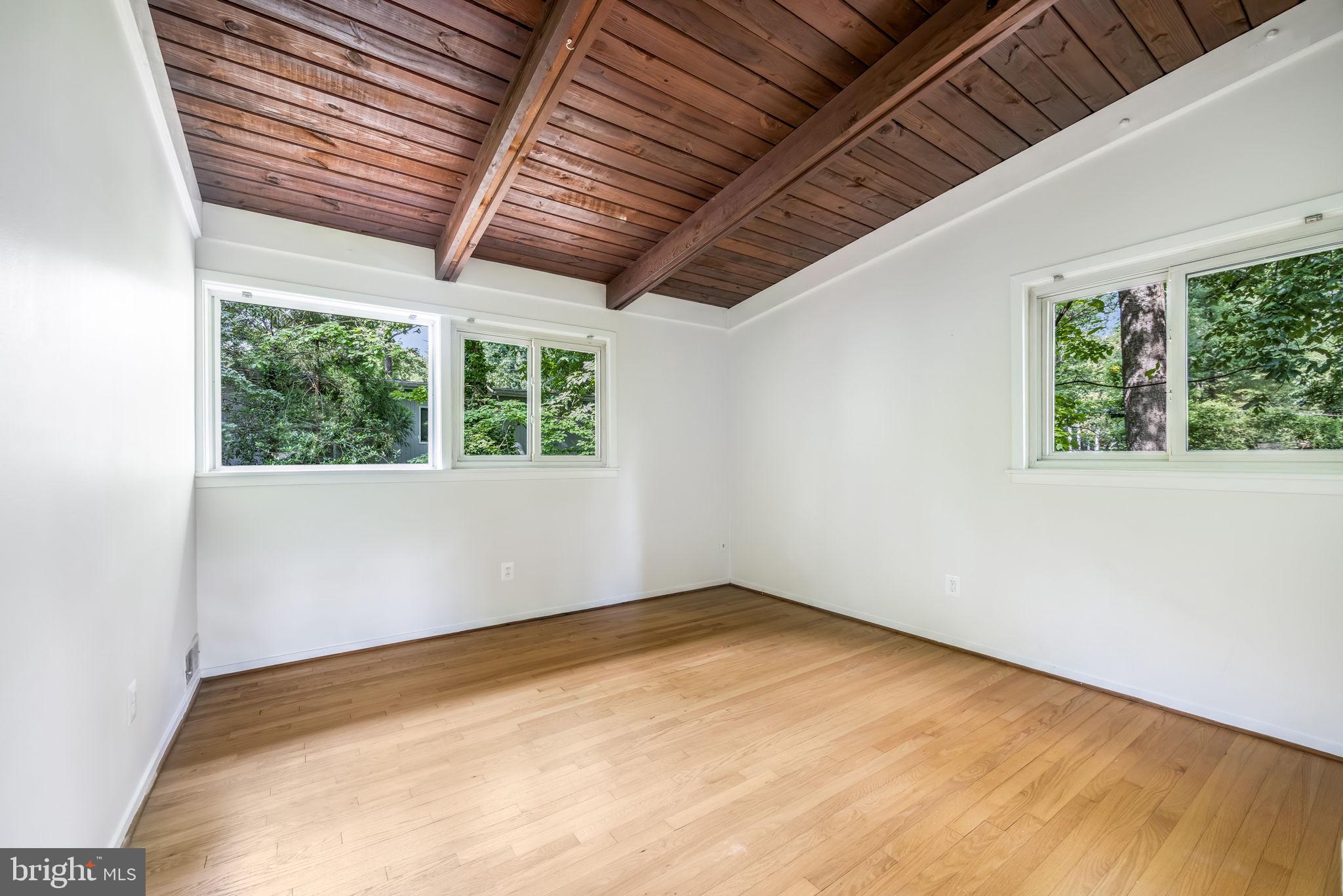 LAKE BARCROFT - Residential