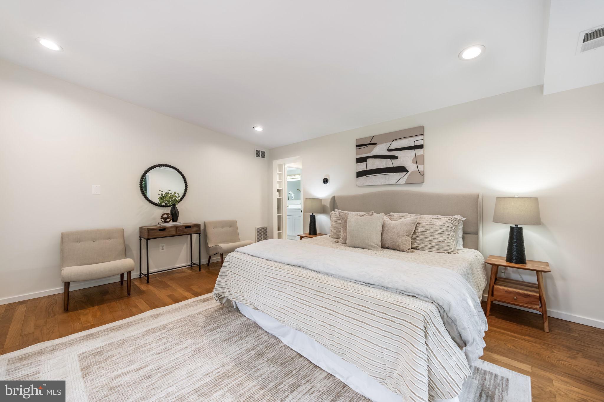 LAKE BARCROFT - Residential