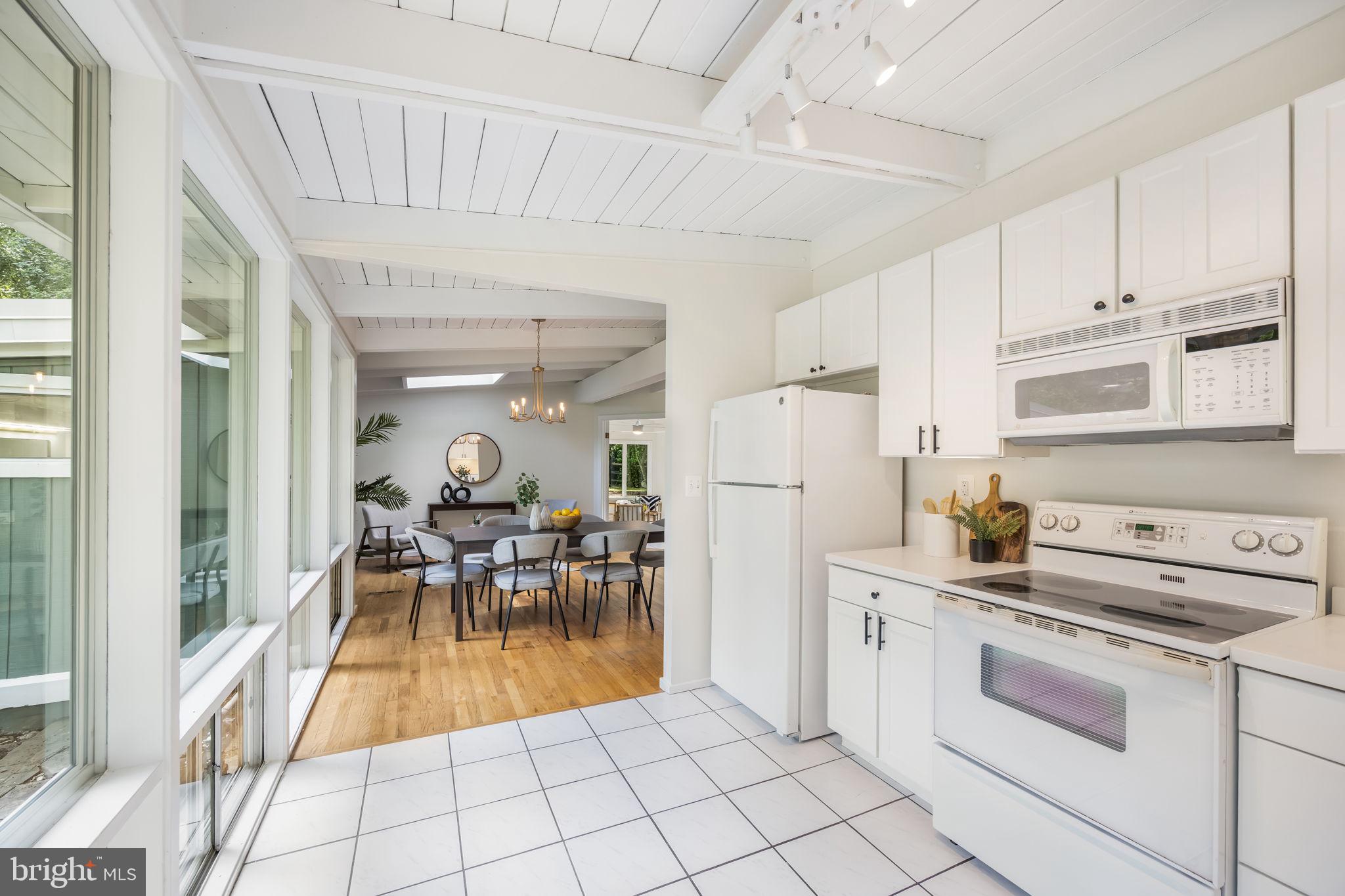 LAKE BARCROFT - Residential