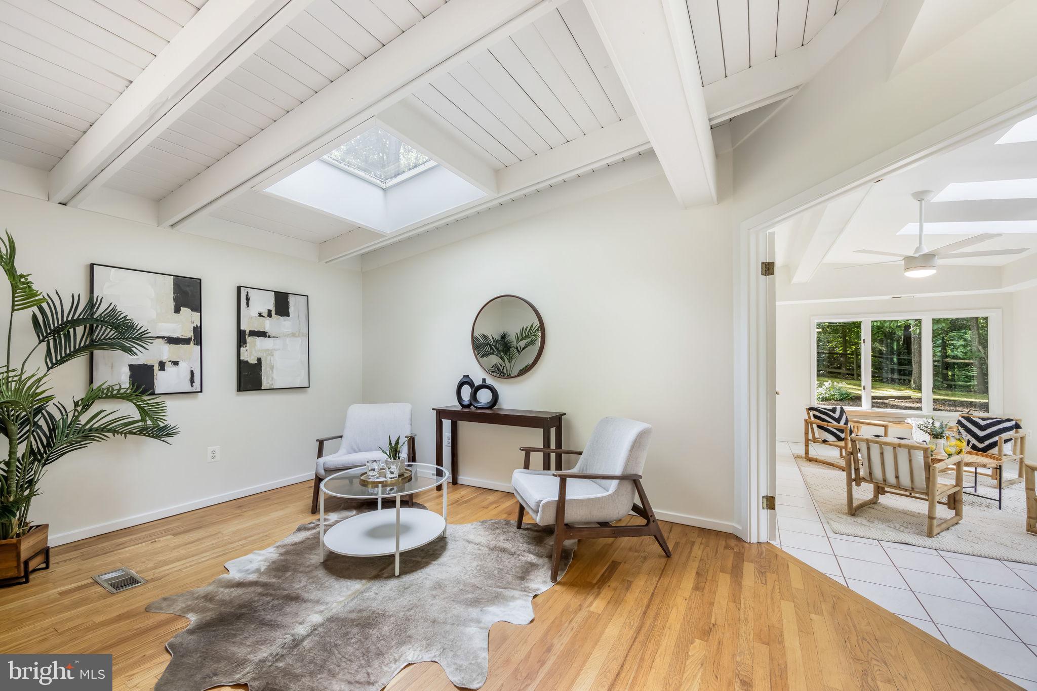 LAKE BARCROFT - Residential