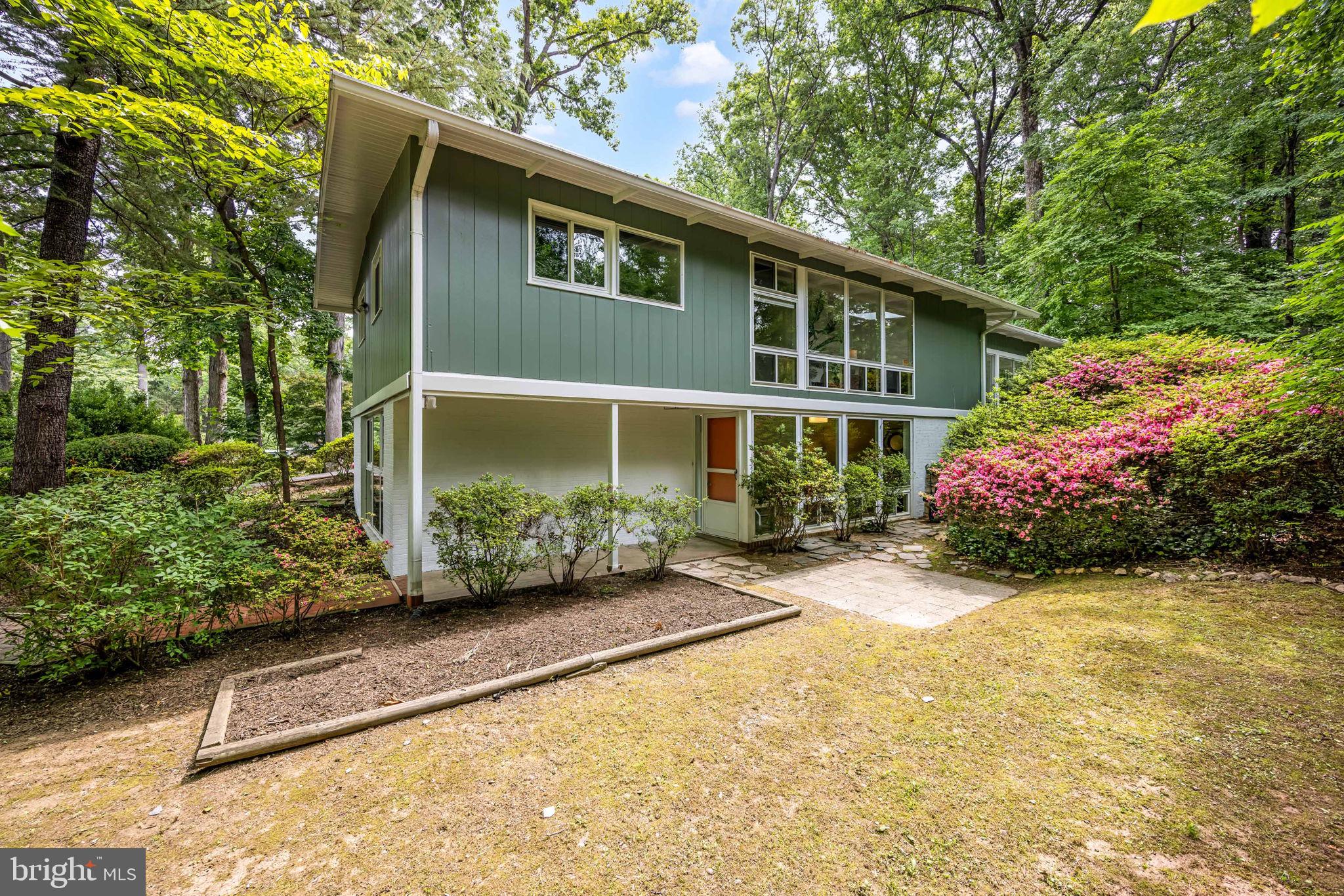 LAKE BARCROFT - Residential