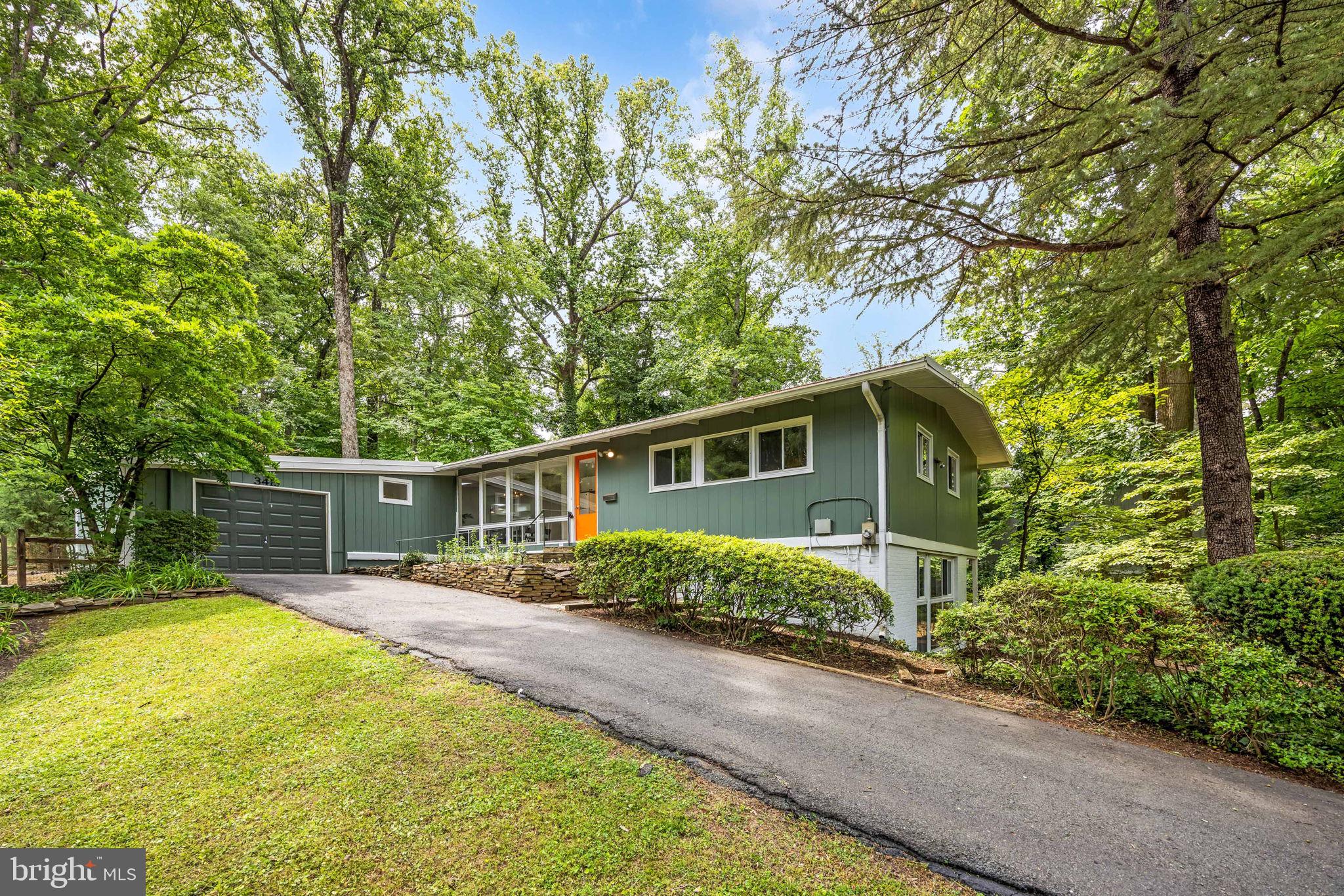 LAKE BARCROFT - Residential