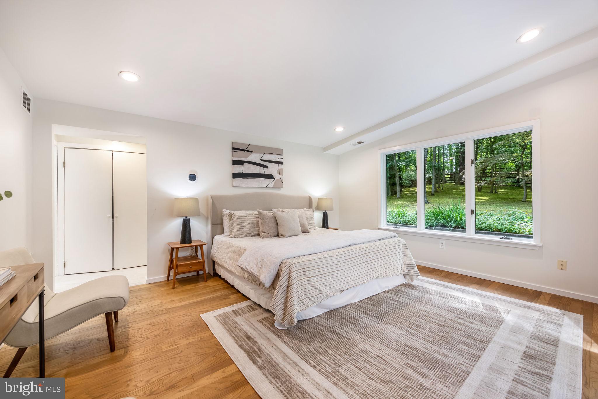 LAKE BARCROFT - Residential