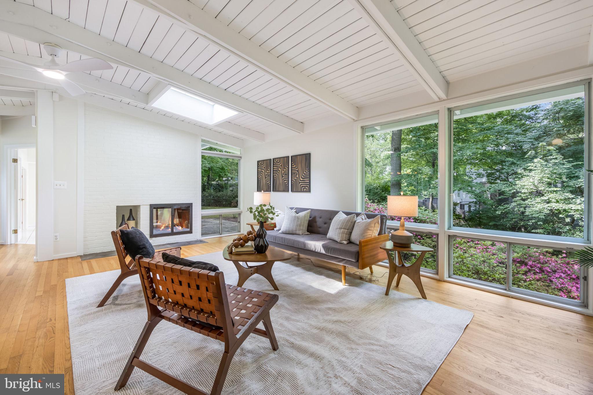 LAKE BARCROFT - Residential