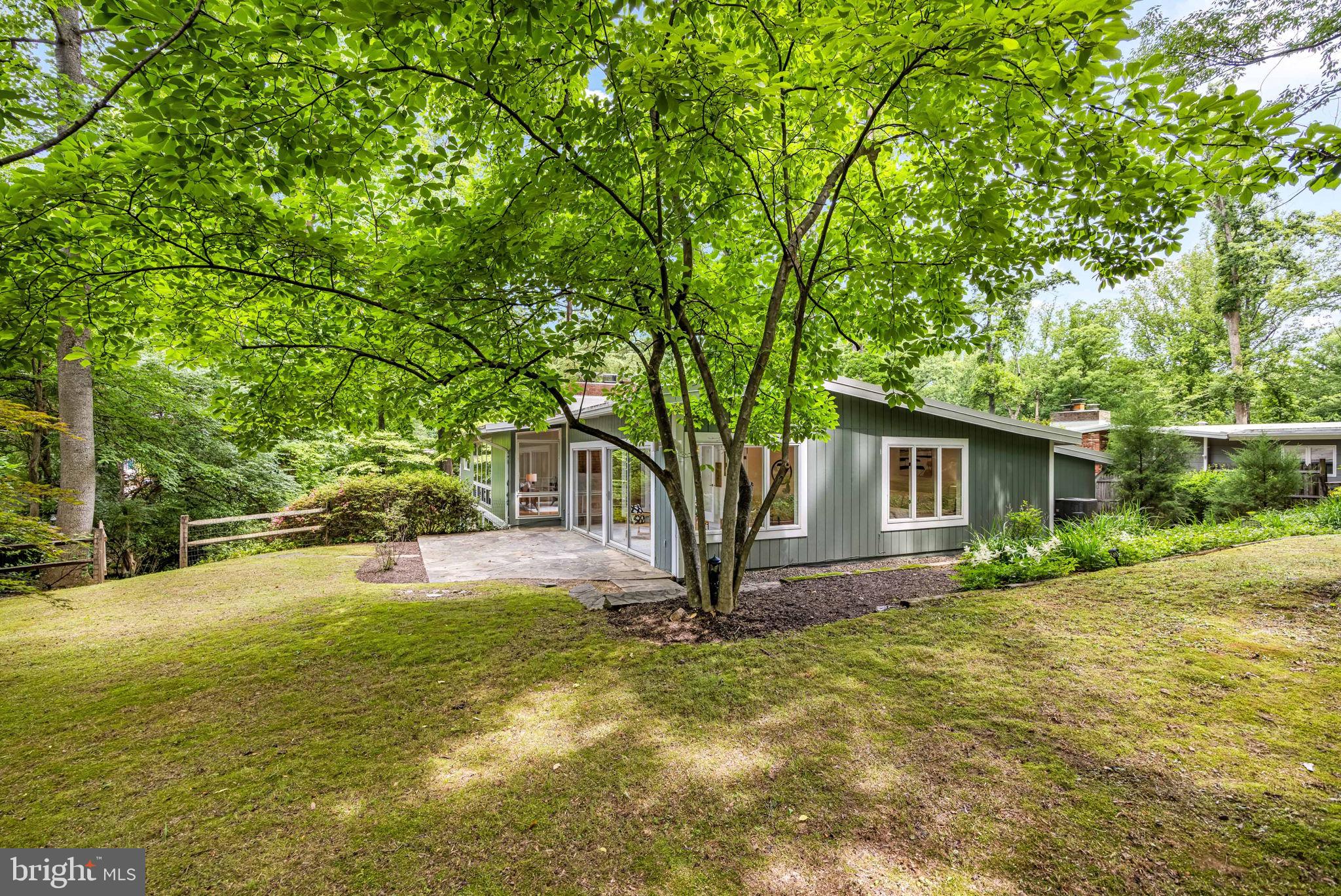 LAKE BARCROFT - Residential