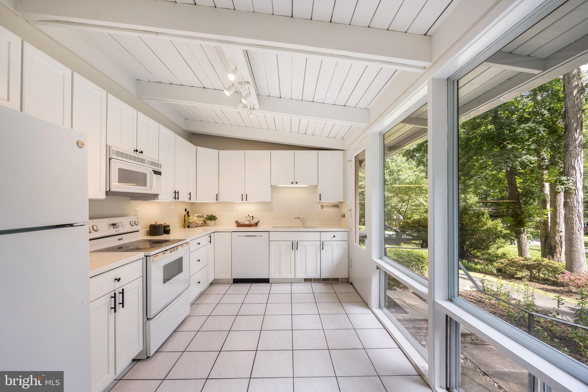 LAKE BARCROFT - Residential