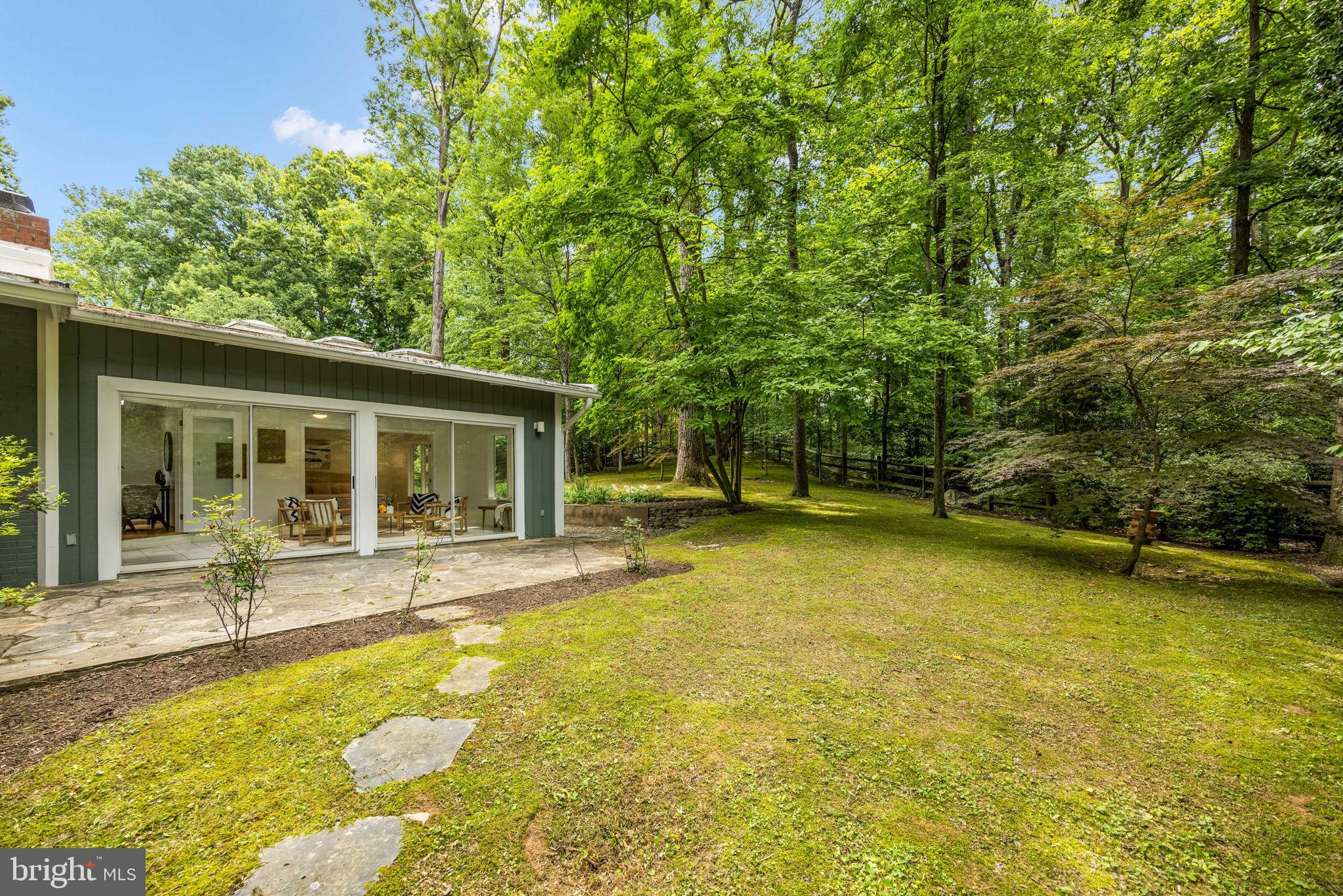 LAKE BARCROFT - Residential