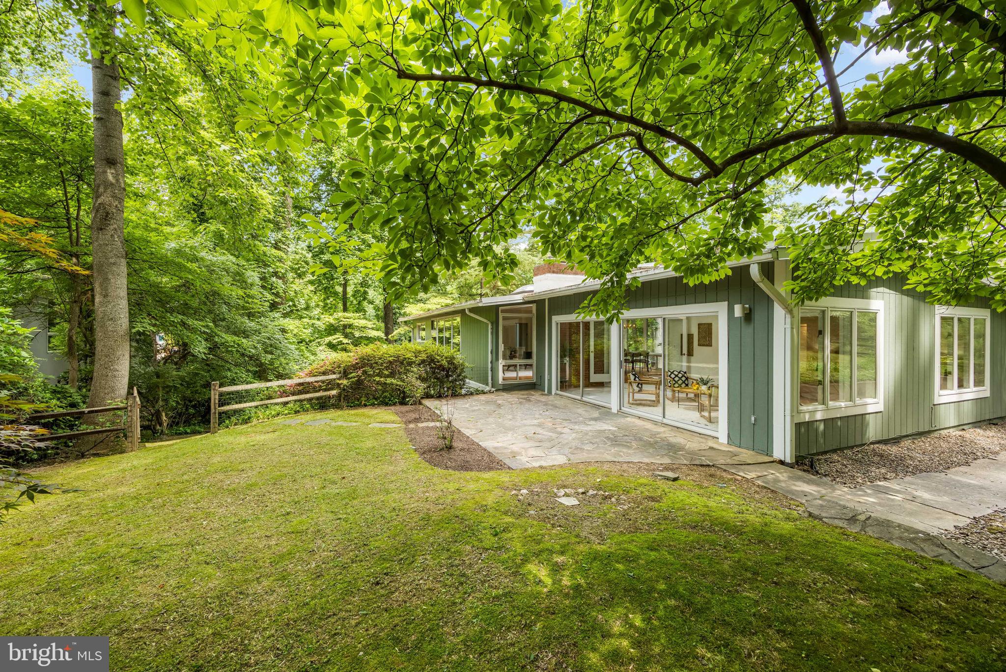 LAKE BARCROFT - Residential