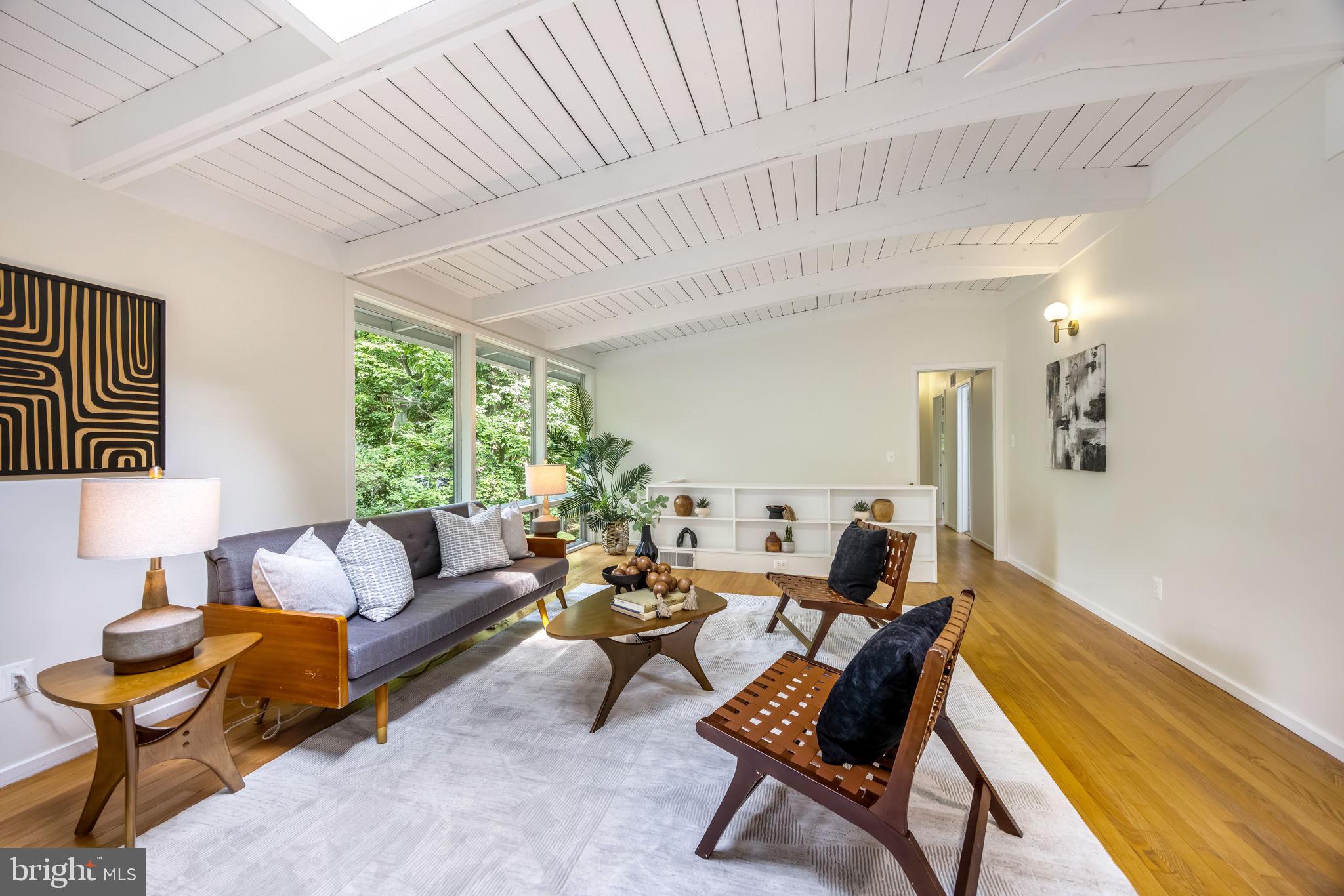 LAKE BARCROFT - Residential