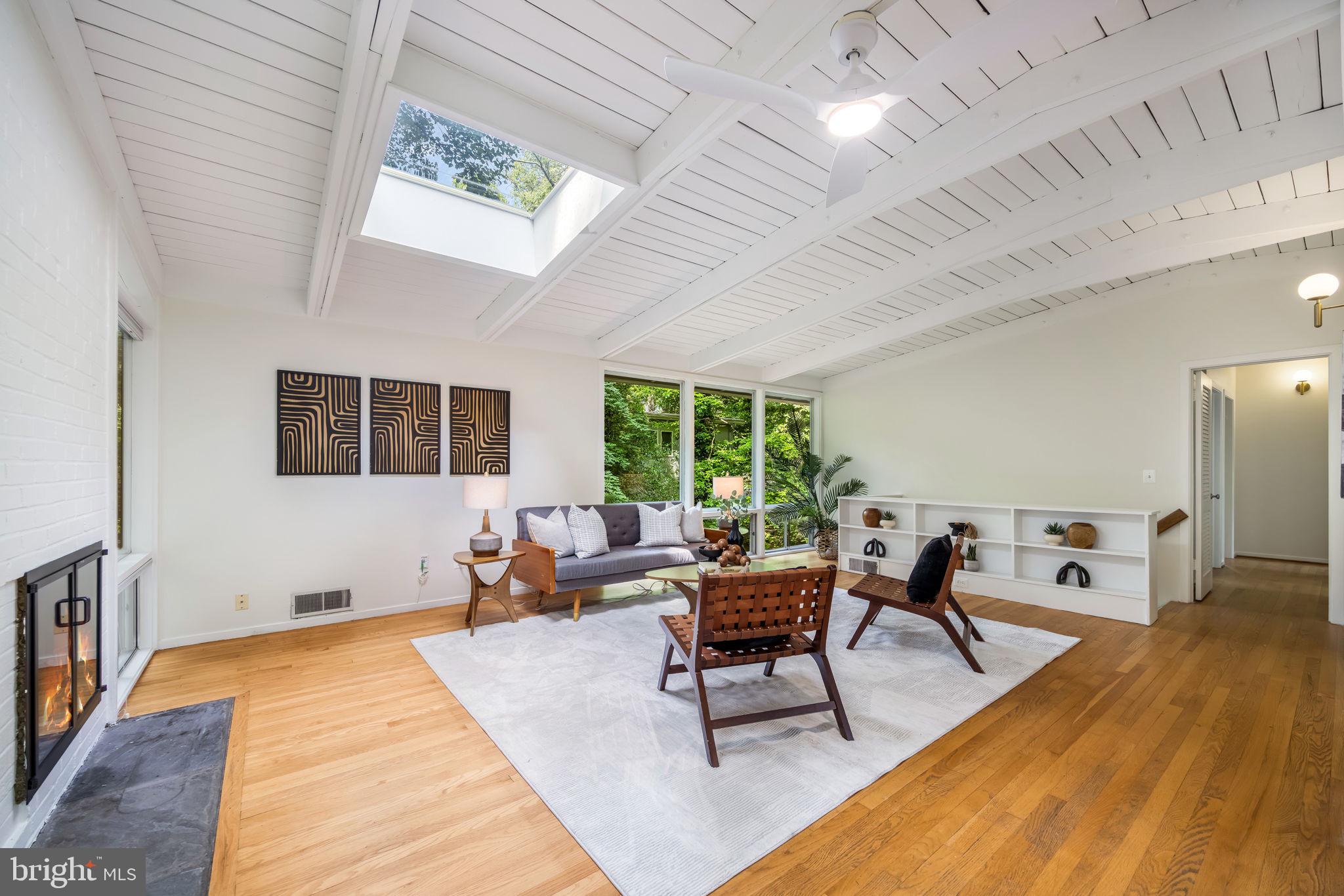 LAKE BARCROFT - Residential