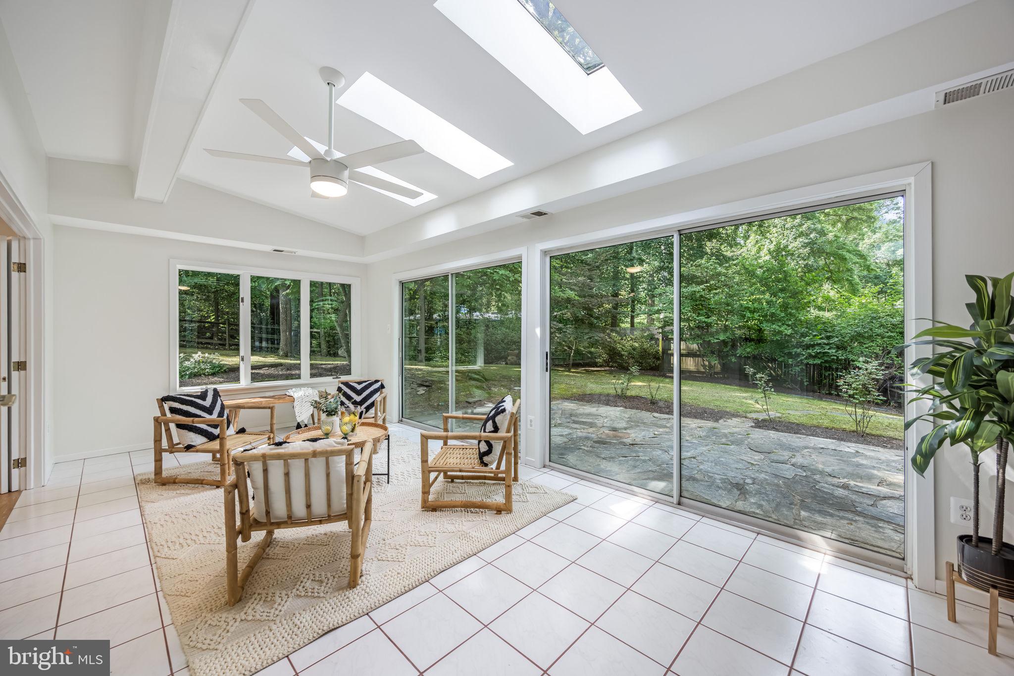 LAKE BARCROFT - Residential