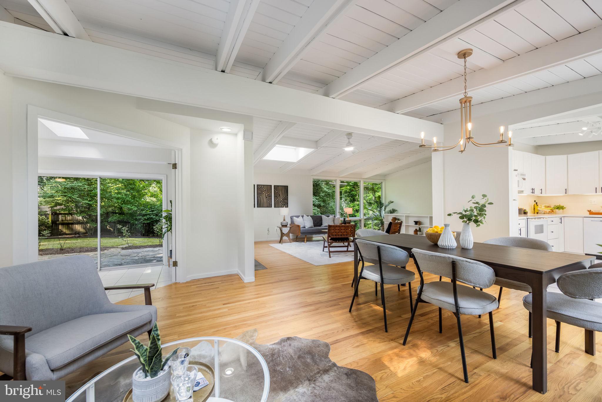 LAKE BARCROFT - Residential