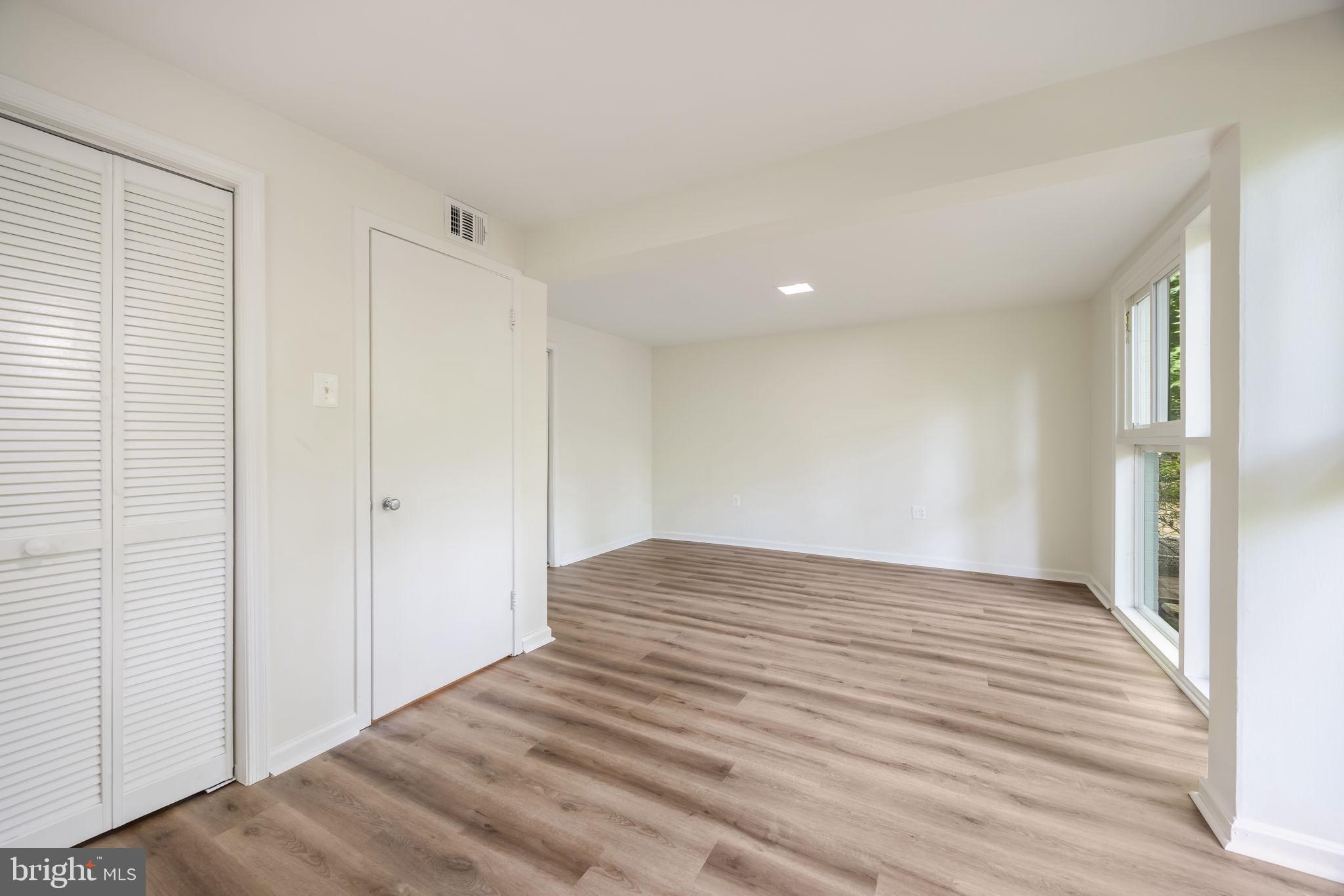 LAKE BARCROFT - Residential