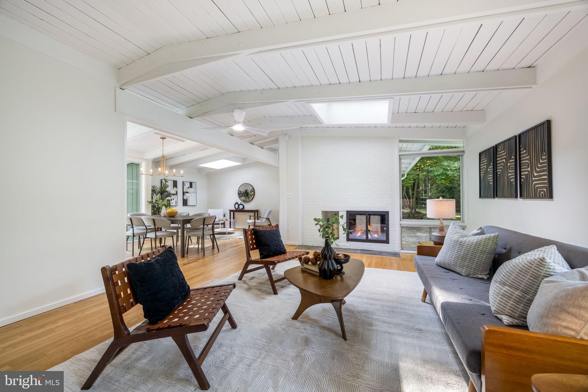 LAKE BARCROFT - Residential