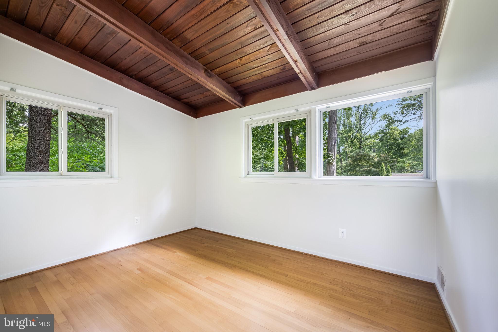 LAKE BARCROFT - Residential