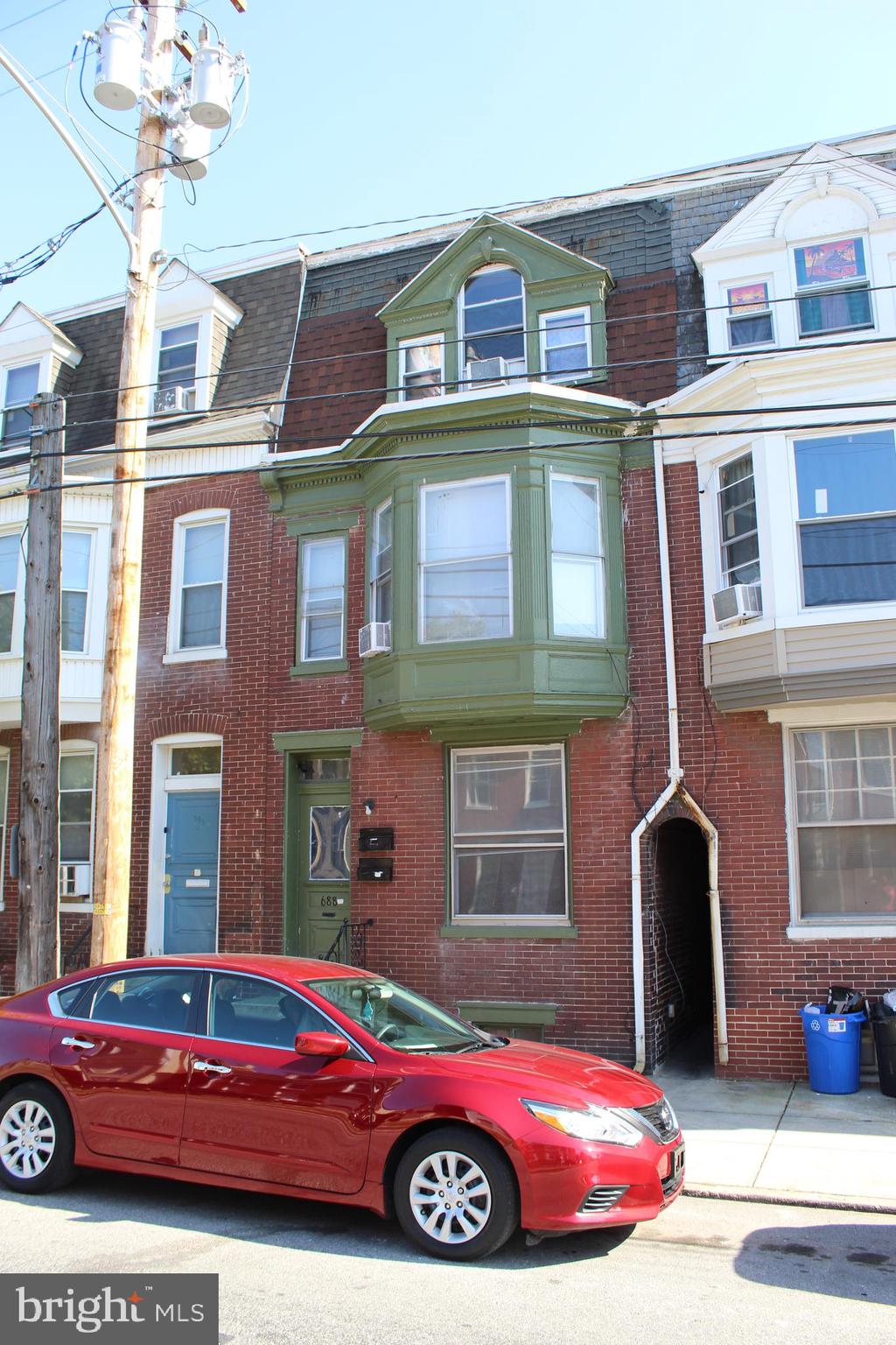 Investment opportunity!!! Very nice two unit. Currently rented. Very motivated seller. Nice walking distance to everything. Off-street parking.