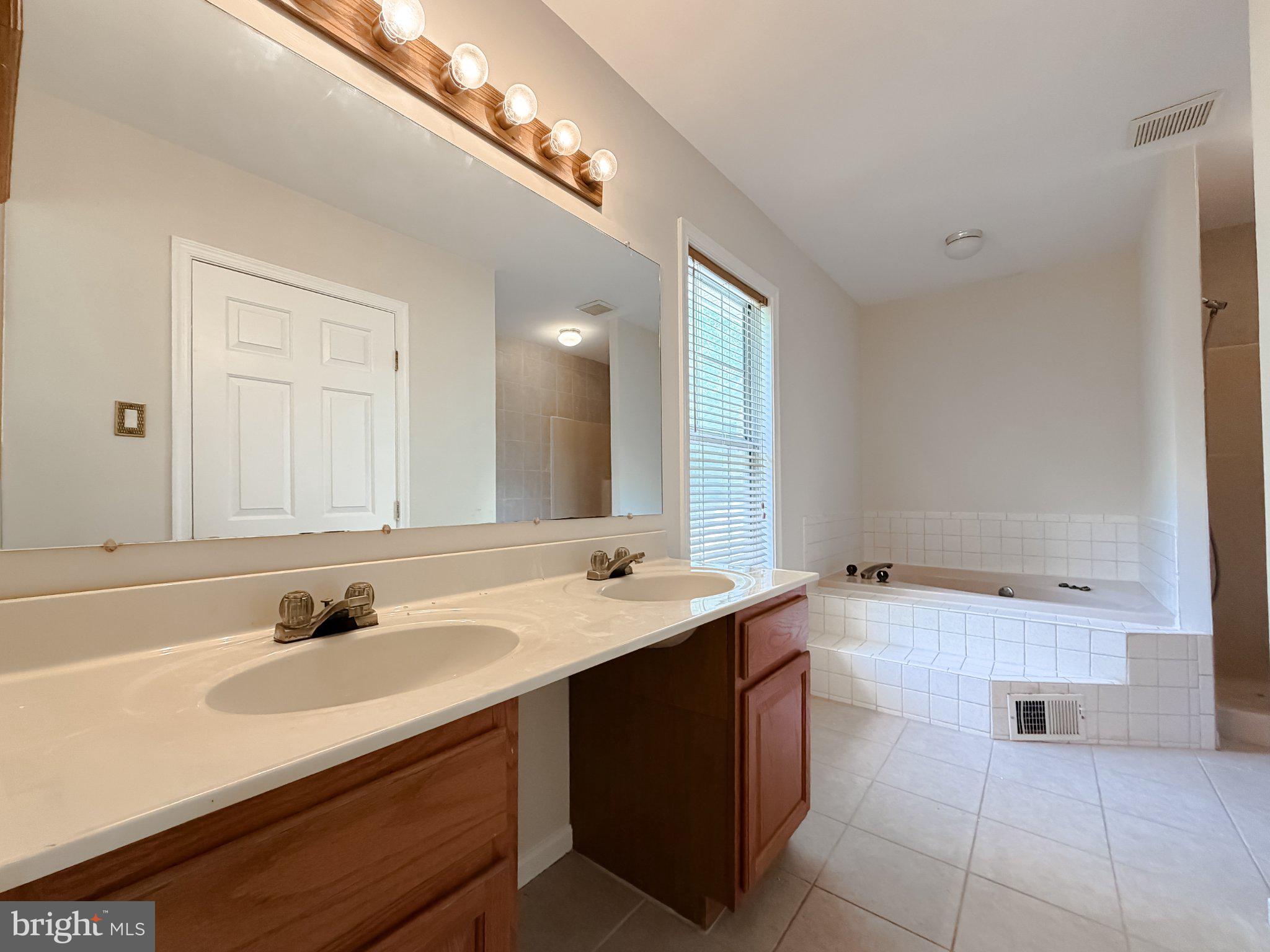 HERITAGE KNOLLS - Residential