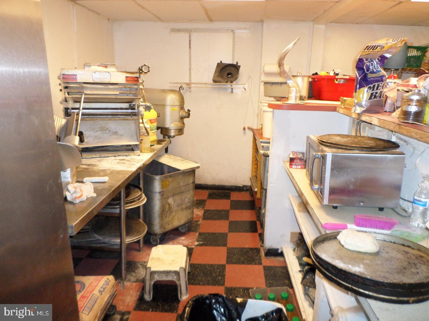 HOLMESBURG - Commercial Sale