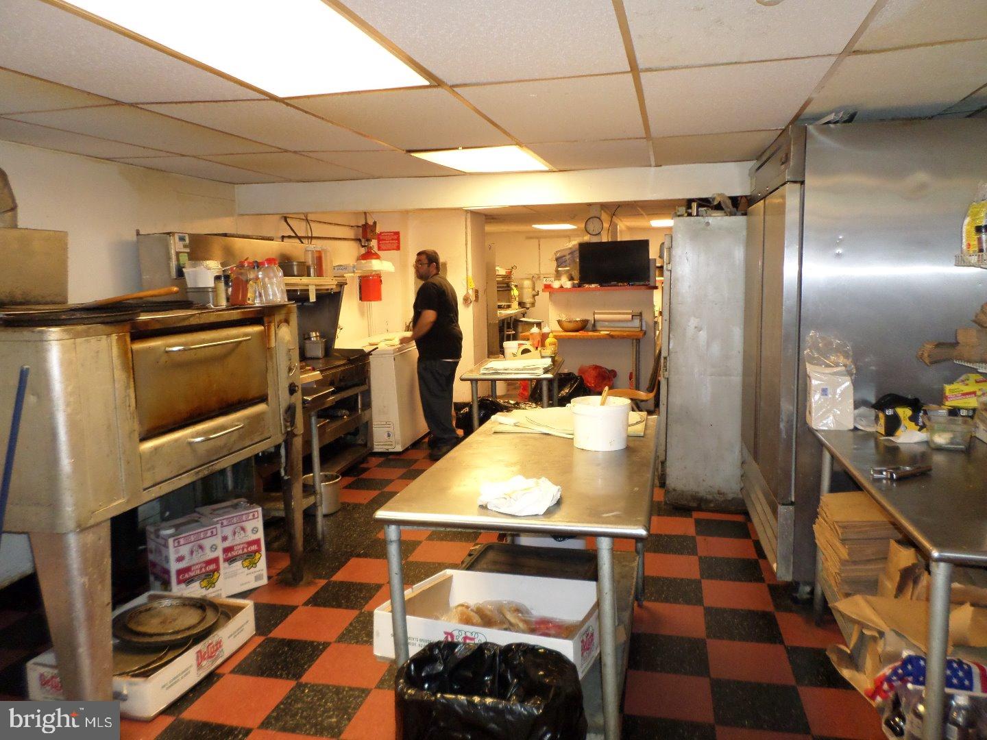 HOLMESBURG - Commercial Sale