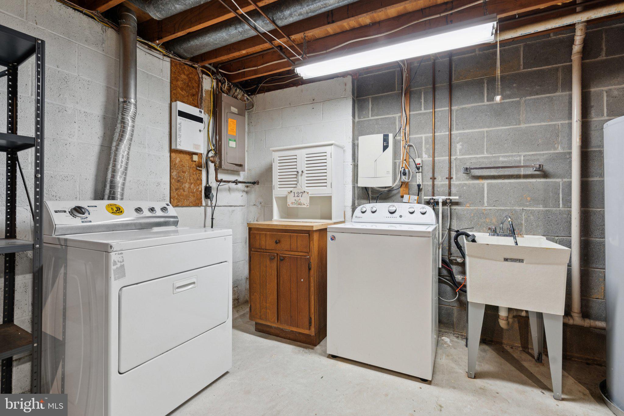 SEVEN COURTS - Residential Lease