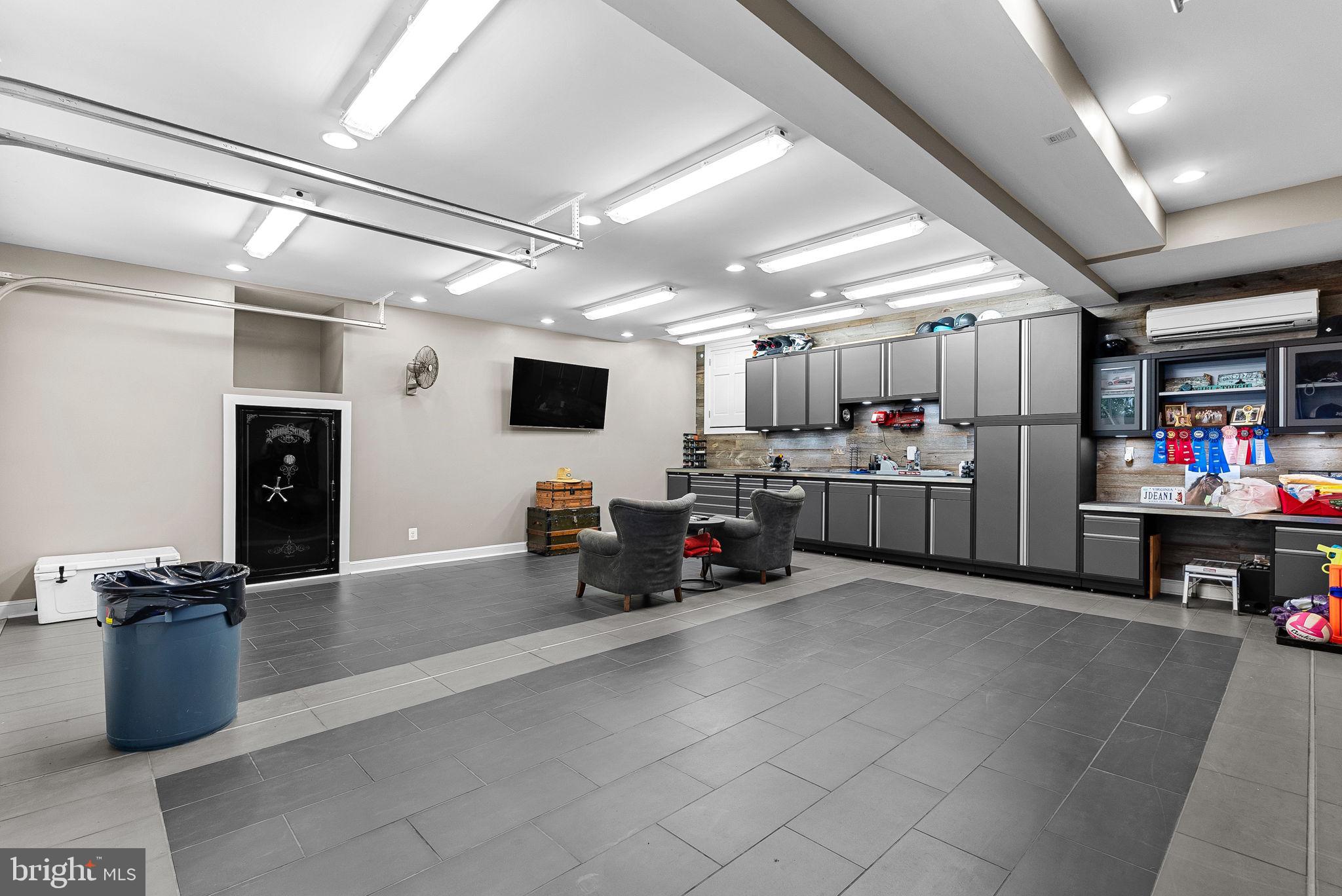 WESTHAMPTON - Residential