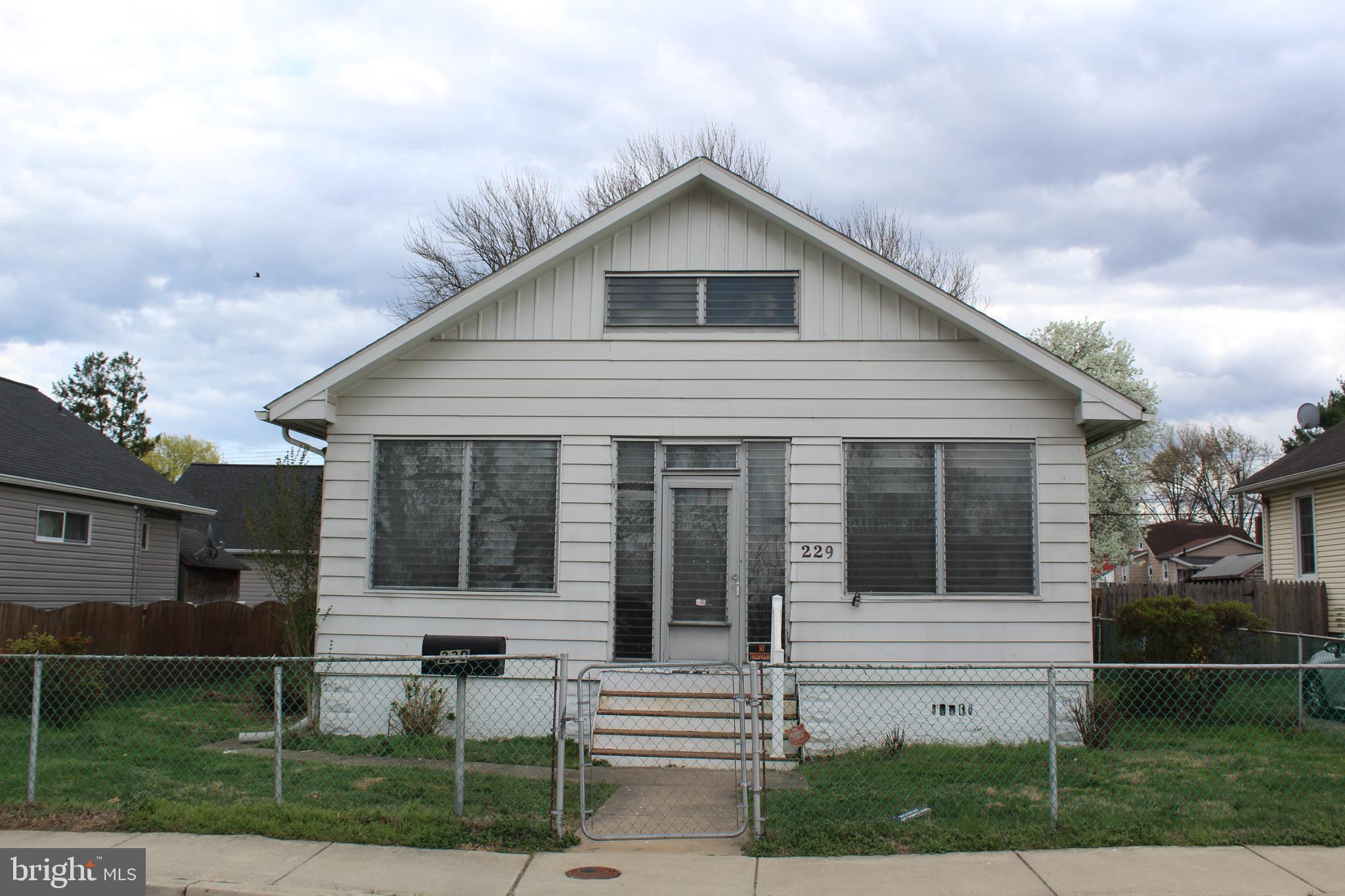 Great investment opportunity! This charming ranch-style home features a spacious 27’x7’ front porch, perfect for relaxing. Inside, you'll find a comfortable living room and a semi-formal dining area, ideal for gatherings. The main level offers three well-sized bedrooms and a large full bath.

The enclosed rear porch off the kitchen provides a lovely view of the huge fenced-in backyard—great for entertaining, pets, or gardening. The walk-out basement is unfinished, offering endless possibilities for additional living space or storage. Plus, there's a laundry tub for added convenience.

Recent updates:
✅ Gas heat (5 years old)
✅ Gas water heater (3 years old)

Don't miss this fantastic opportunity—schedule your showing today!

******************************************************************************************************************
                                                              EN ESPANOL



Excelente oportunidad de inversión! Esta encantadora casa estilo rancho cuenta con un espacioso porche delantero de 8,3 x 2,1 metros, perfecto para relajarse. En el interior, encontrará una cómoda sala de estar y un comedor semiformal, ideal para reuniones. La planta principal ofrece tres amplios dormitorios y un amplio baño completo.

El porche trasero cerrado, junto a la cocina, ofrece una hermosa vista del enorme patio trasero cercado, ideal para recibir invitados, tener mascotas o dedicarse a la jardinería. El sótano con salida al exterior está sin terminar, lo que ofrece infinitas posibilidades para añadir espacio habitable o de almacenamiento. Además, cuenta con un lavadero para mayor comodidad.

Actualizaciones recientes:
✅ Calefacción de gas (5 años)
✅ Calentador de agua de gas (3 años)

¡No pierda esta fantástica oportunidad! ¡Programe su visita hoy mismo!