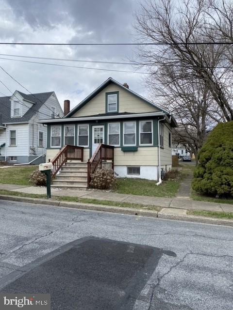 Welcome to 532 Heckman Ave, what a great opportunity for contractors, investors, and even 1st time buyers, just use your imagination. This is a cozy Bungalow in need of some TLC. This bungalow offers enclosed front porch, nice wood floors in the Livingroom. Lots of natural sunlight throughout.  A lovely leveled lot with a rear detached garage. Nice wide street. Gas cooking and heat with central air.  A beautiful community park and playground right around the corner.  Also has a partial basement as well as a convenient location. Don't miss this opportunity.  THIS IS AN ESTATE AND IS BEING SOLD AS IS.
PLEASE ALLOW UP TO 48 HOURS FOR A REPLY ON ALL OFFERS.
