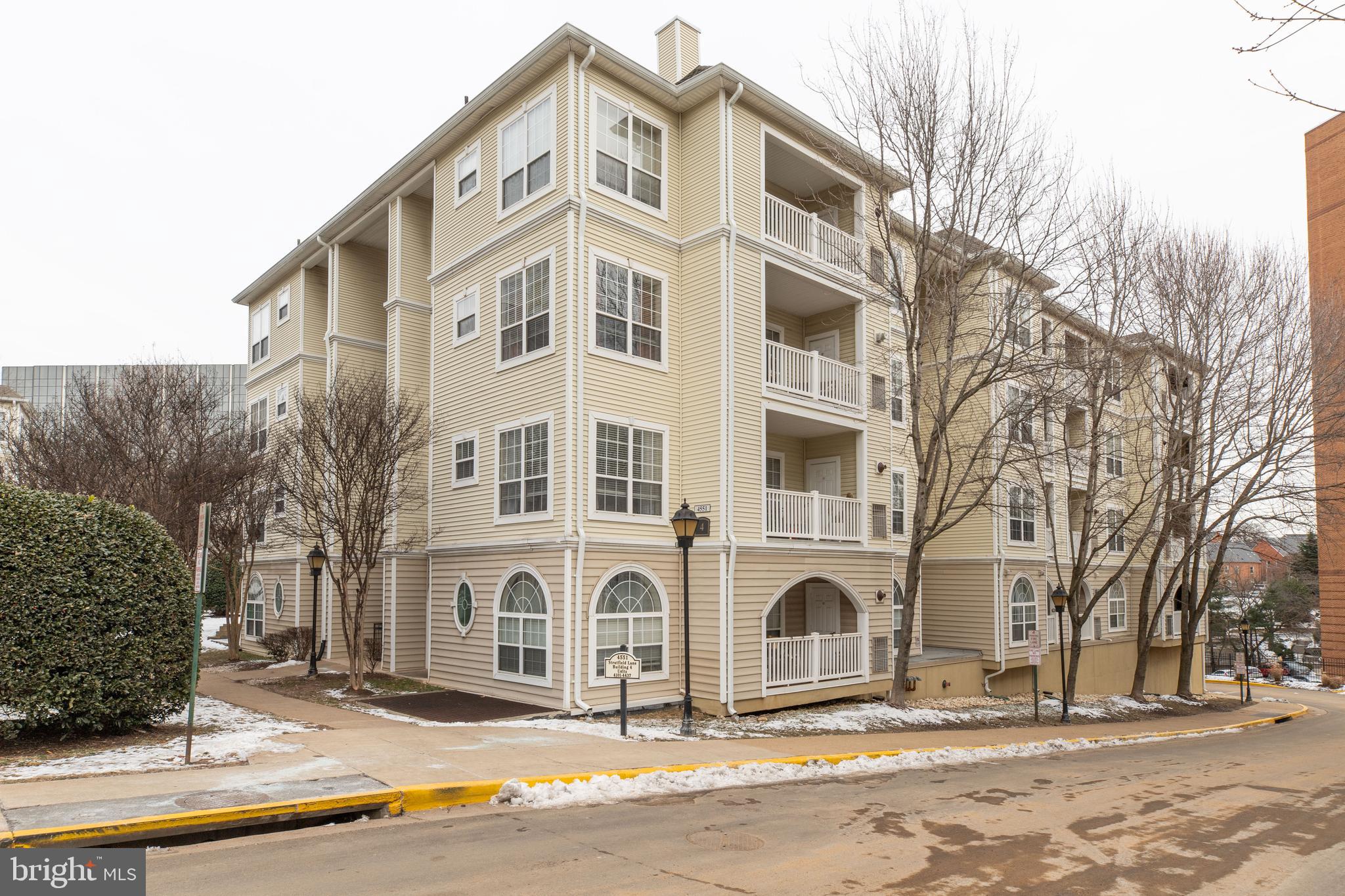 Beautifully maintained and updated 1/1 condo on the top floor of this garden style community! The unit features vaulted ceilings, updated plantation shutters & crown molding, a gorgeous kitchen with granite counter tops & SS appliances, updated bathroom with floor-to-ceiling tile work and a jacuzzi tub, hardwood floors, custom closets, a private balcony, underground parking garage, and an outdoor community pool, gym, and clubhouse. You won't want to miss this one!
