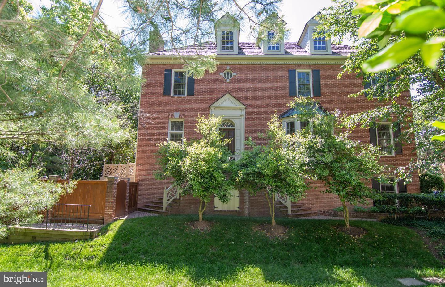 HAMPTON MANOR ESTATES - Residential