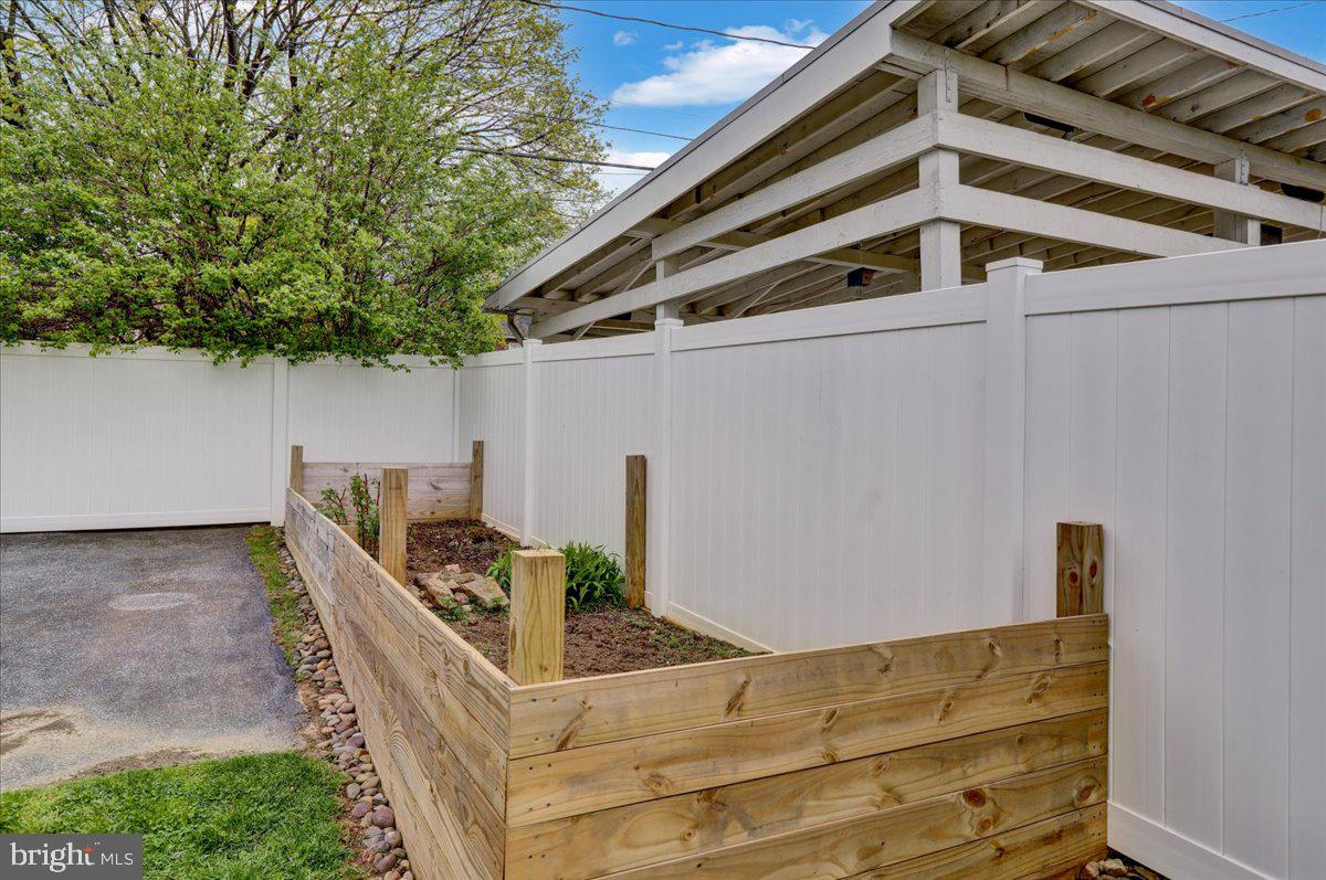 WEST LAWN - Residential