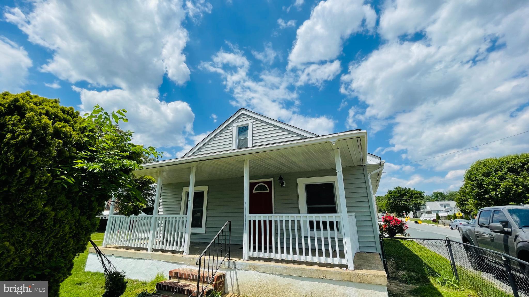 ***If the house shows as active it is fully available***
Are you looking for a completely remodeled home to move into and enjoy? Look no further than this freshly renovated corner lot with all new flooring, kitchen, windows, siding, and even a new floorplan. Three bathrooms and four bedrooms make this a smart option for anyone needing a little extra space. Need a giant yard? this home has one of the largest yards in the entire neighborhood.