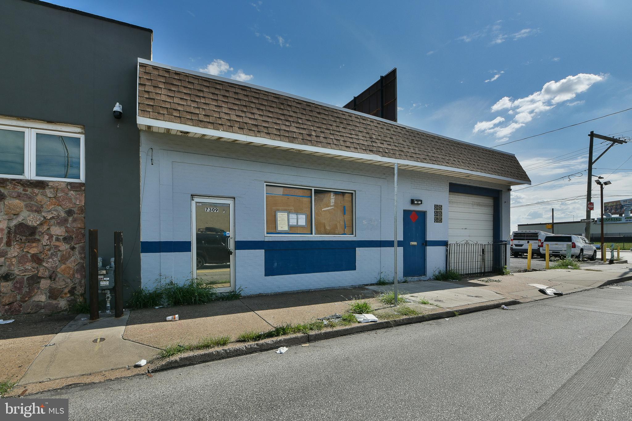 TACONY - Commercial Sale