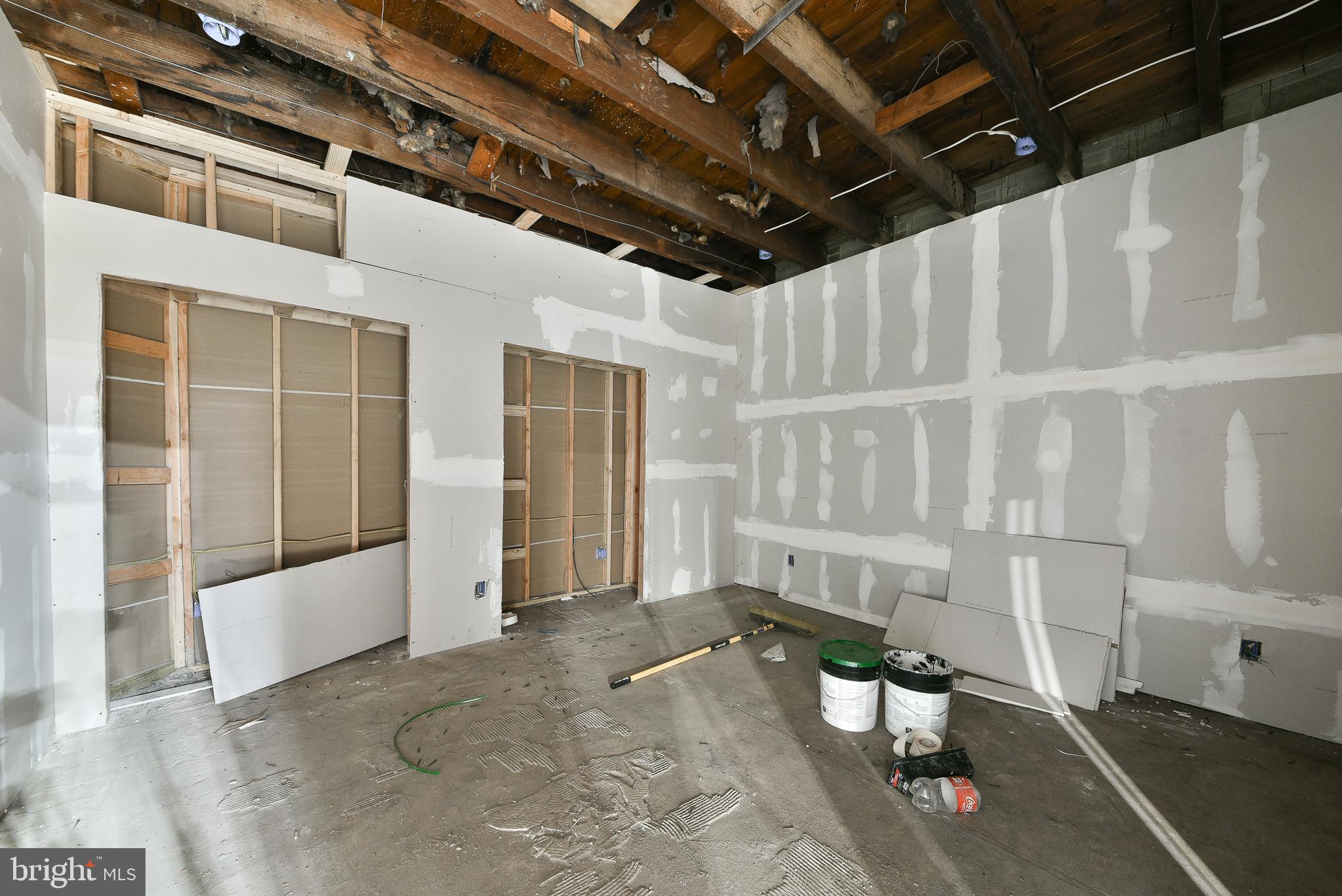 TACONY - Commercial Sale