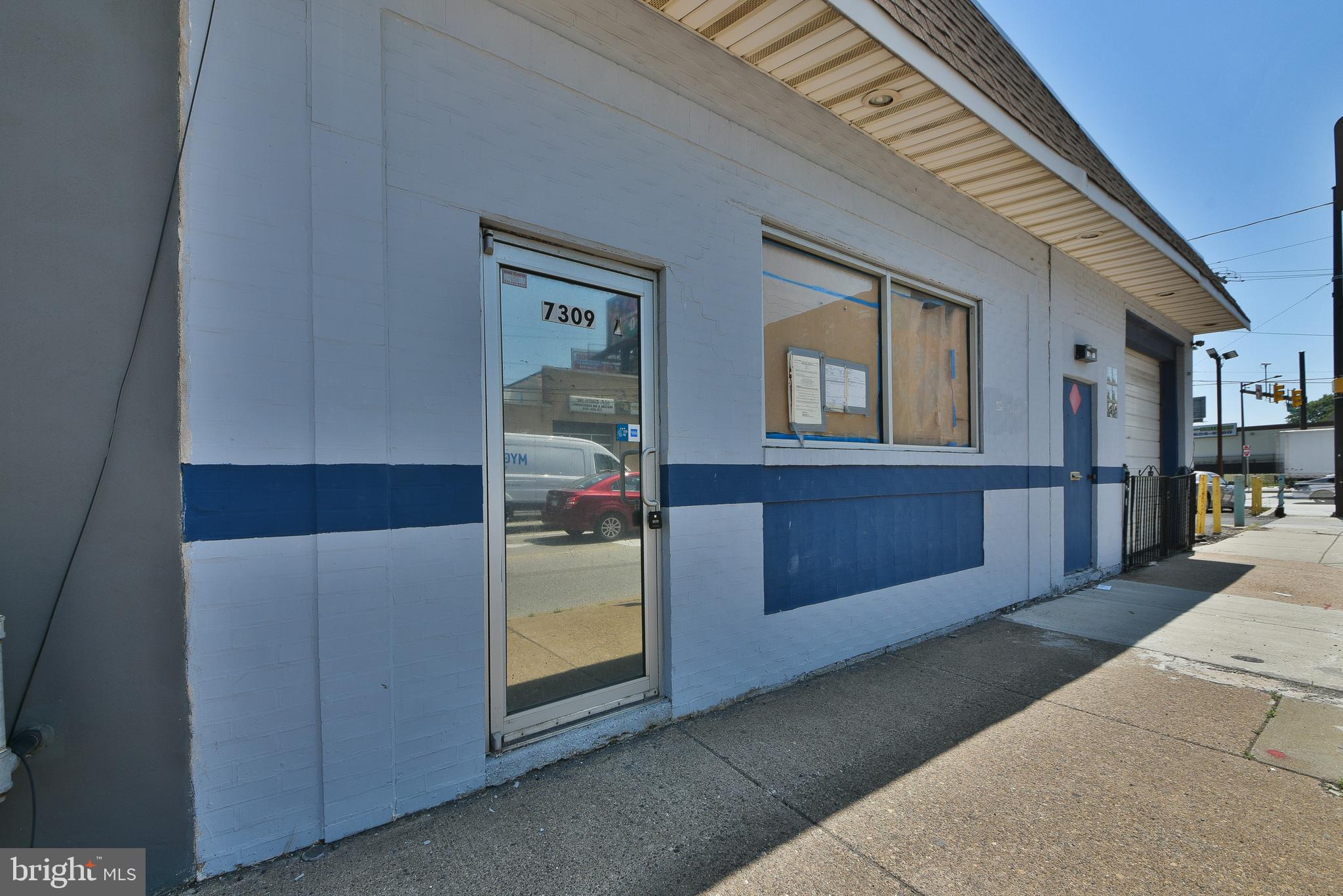 TACONY - Commercial Sale