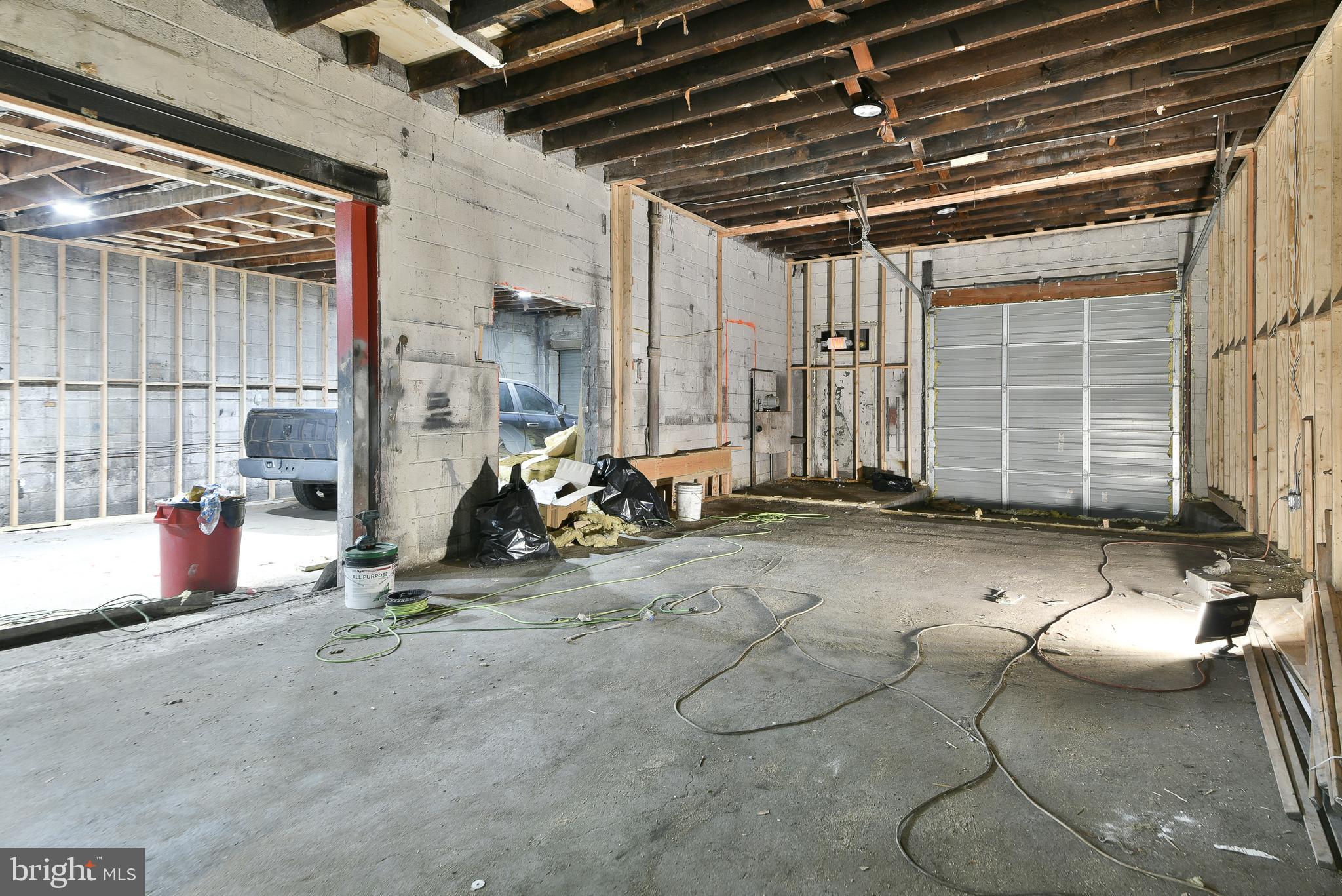 TACONY - Commercial Sale